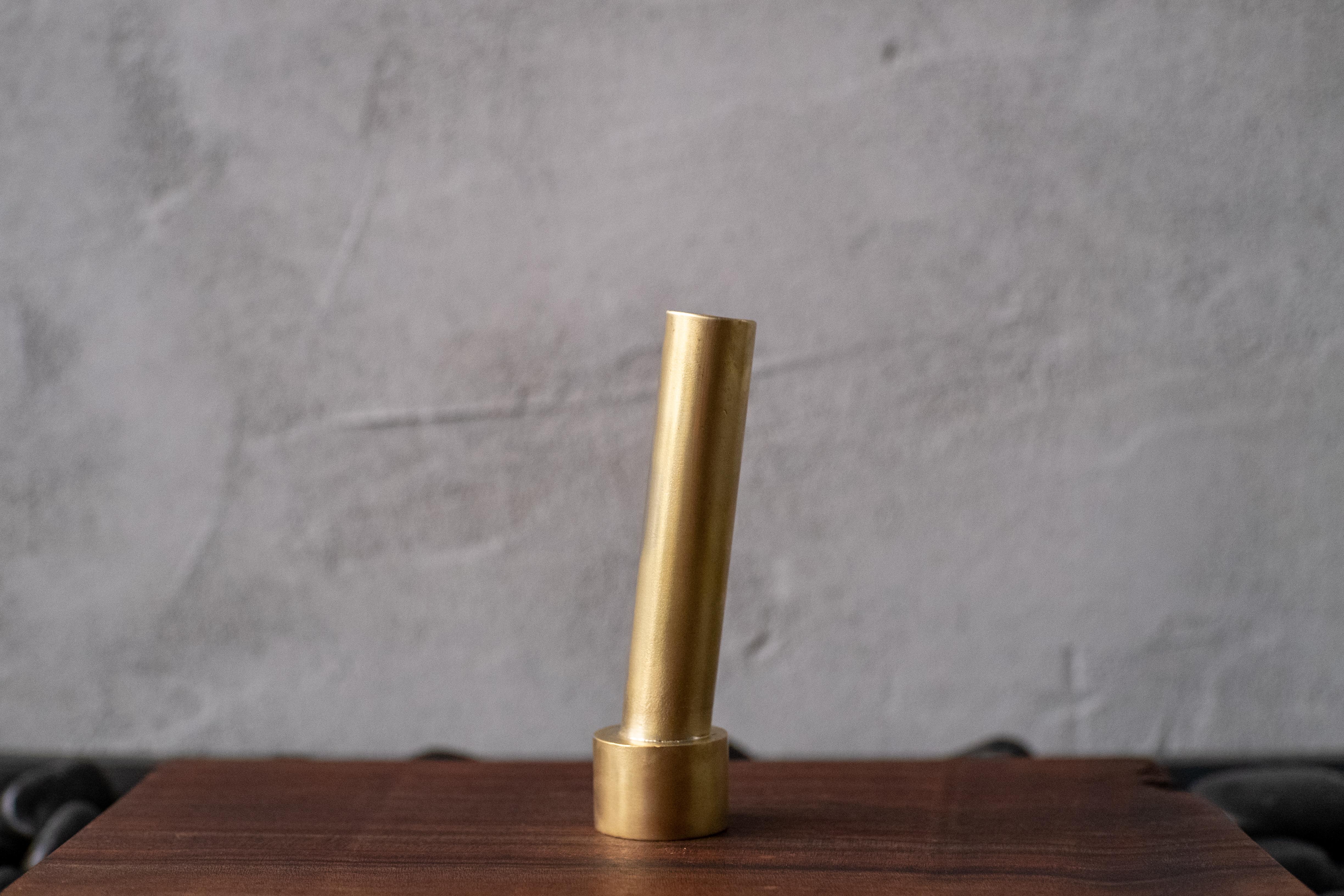 Americano Vaso a colonna appoggiato (piccolo) di Jordan Hufnagel in ottone massiccio in vendita