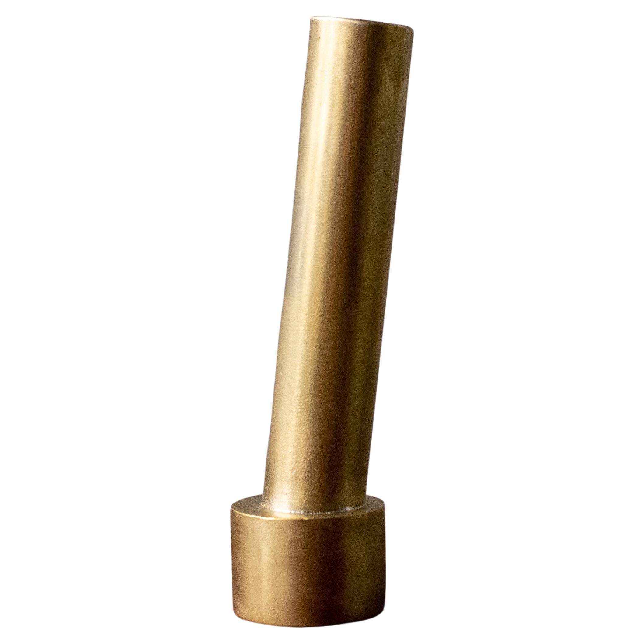 Vaso a colonna appoggiato (piccolo) di Jordan Hufnagel in ottone massiccio