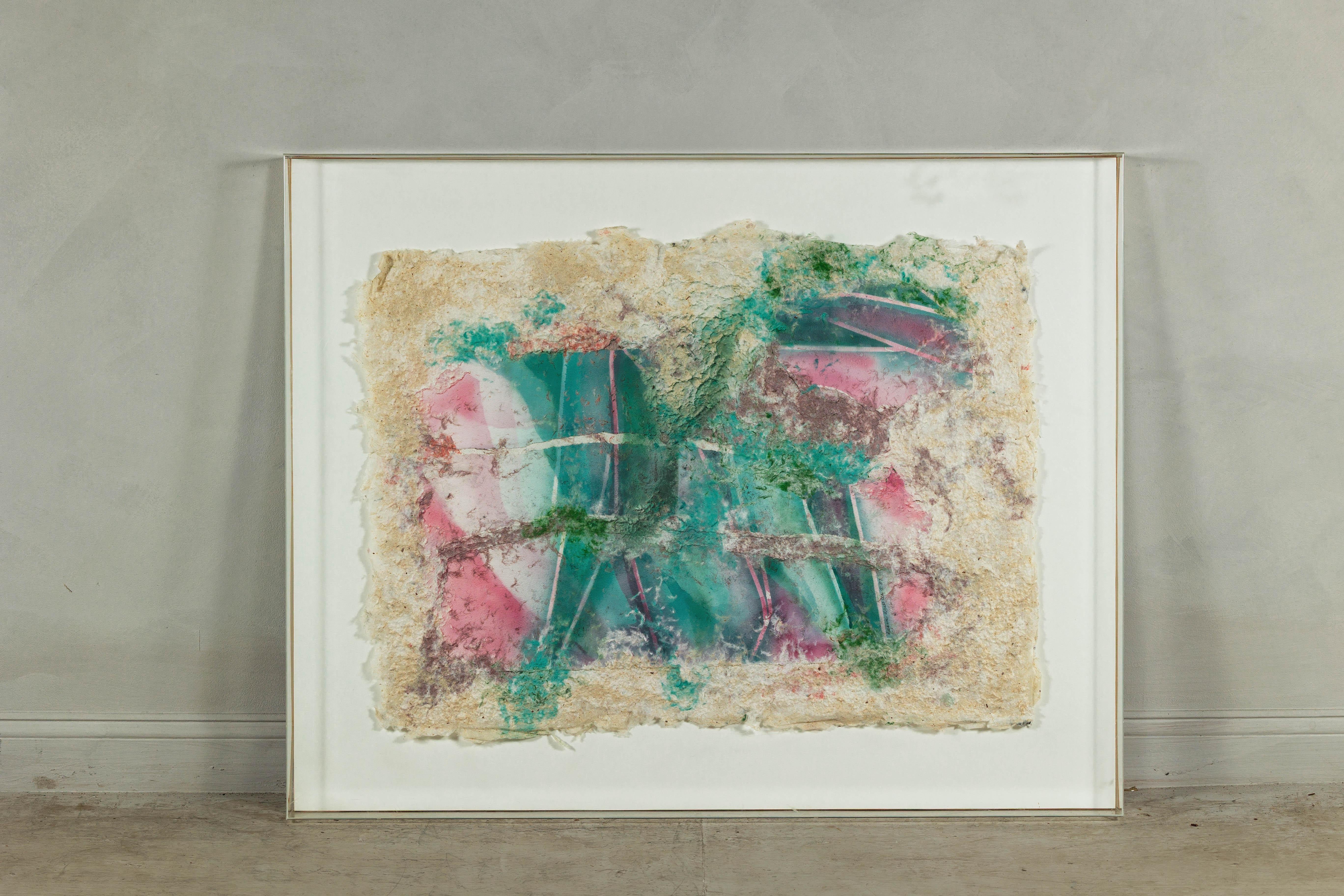 Dieses Mixed-Media-Gemälde von Leanne Weissler besticht durch seine ätherische Mischung aus Farbe, Textur und Tiefe. Das in einen eleganten Lucite-Rahmen eingefasste Kunstwerk kombiniert Pastelltöne in Rosa, Grün und Lavendel mit einem