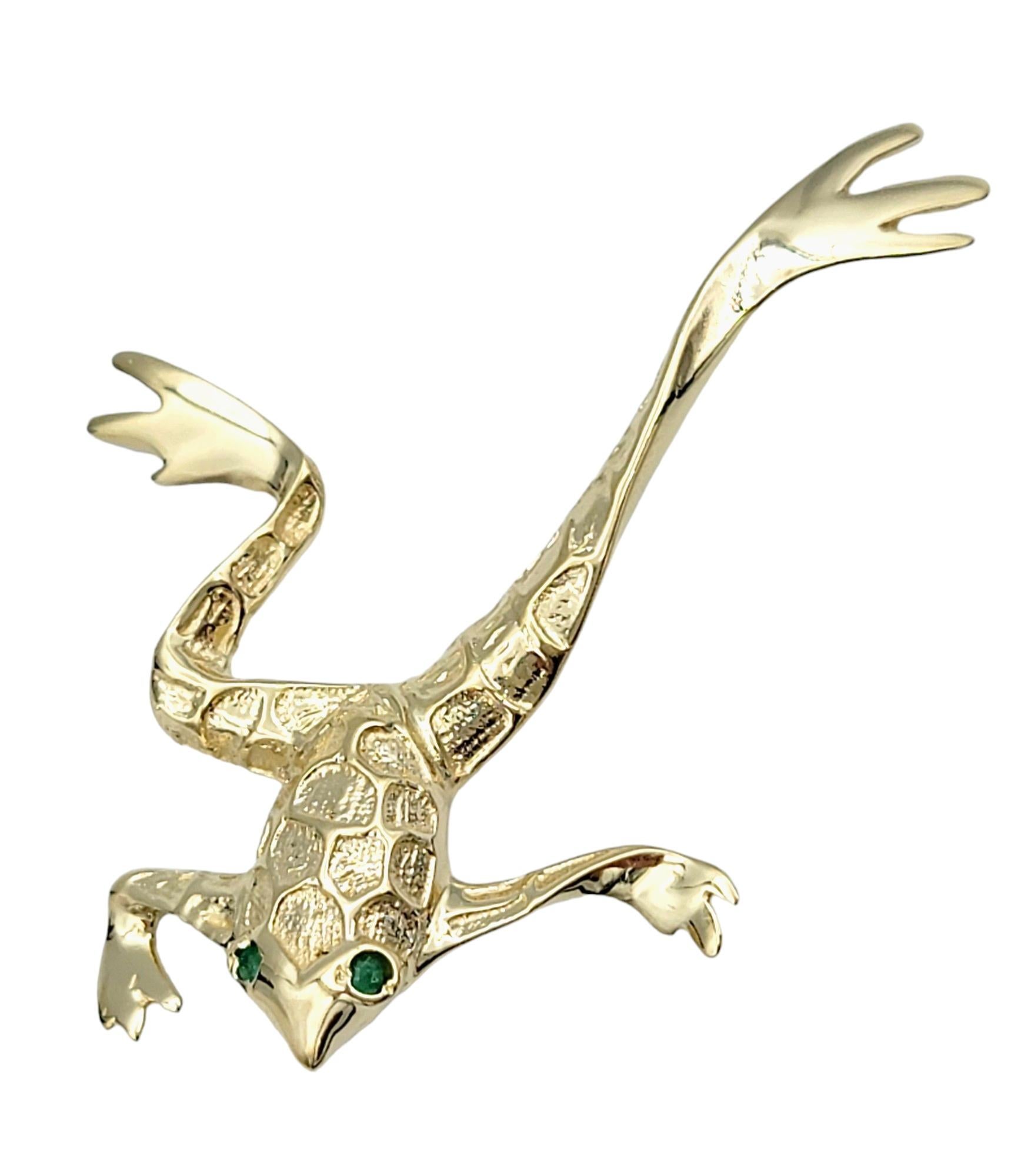 Ce fabuleux pendentif en forme de grenouille est réalisé de manière experte en or jaune 14 carats poli. La pièce magnifiquement détaillée capture le mouvement dynamique d'une grenouille en plein saut, avec ses pattes étendues dans une pose réaliste,