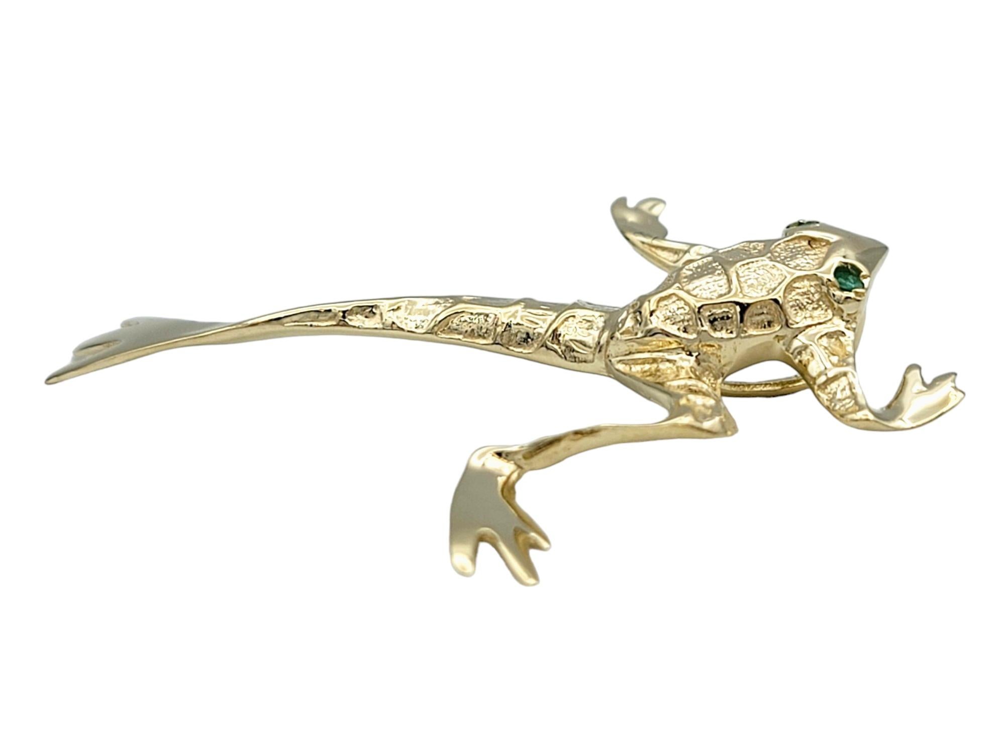 Contemporain Pendentif grenouille en or jaune 14 carats poli avec yeux d'émeraude en vente