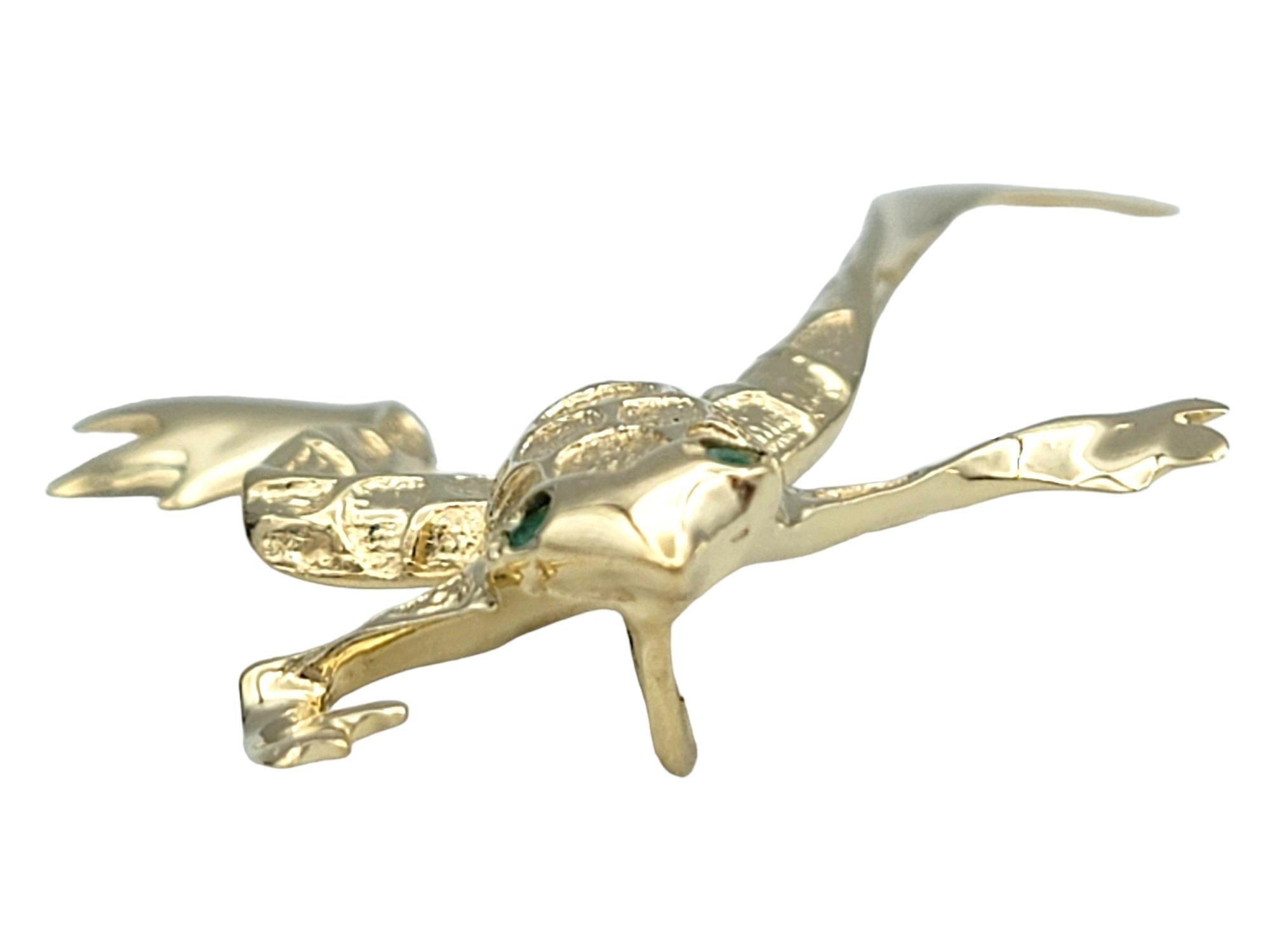 Taille ronde Pendentif grenouille en or jaune 14 carats poli avec yeux d'émeraude en vente