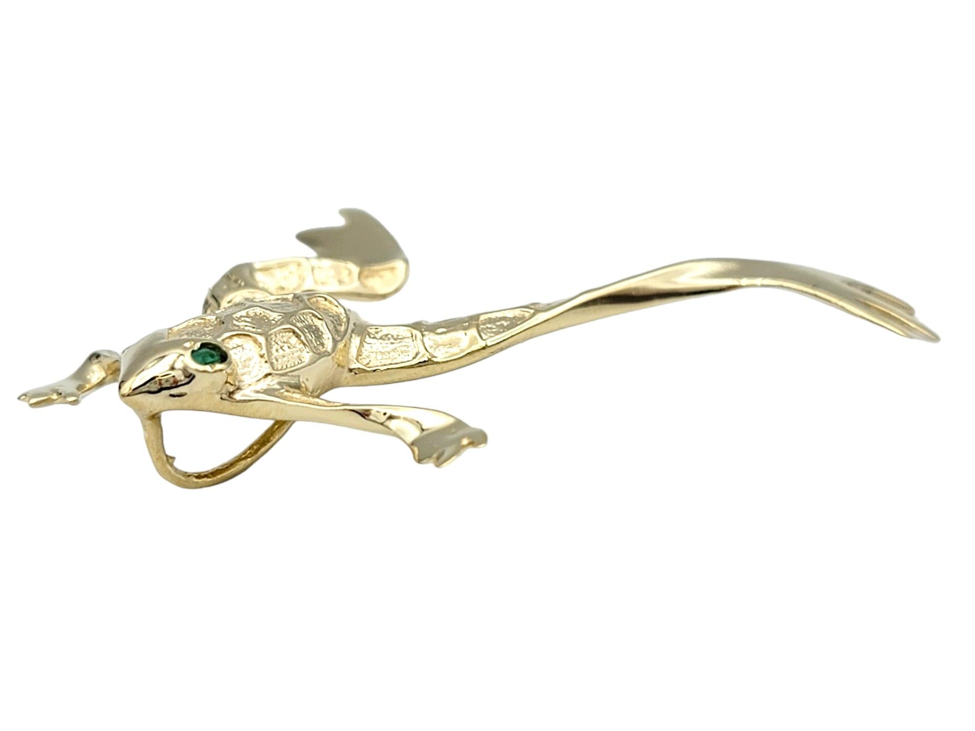 Pendentif grenouille en or jaune 14 carats poli avec yeux d'émeraude Bon état - En vente à Scottsdale, AZ