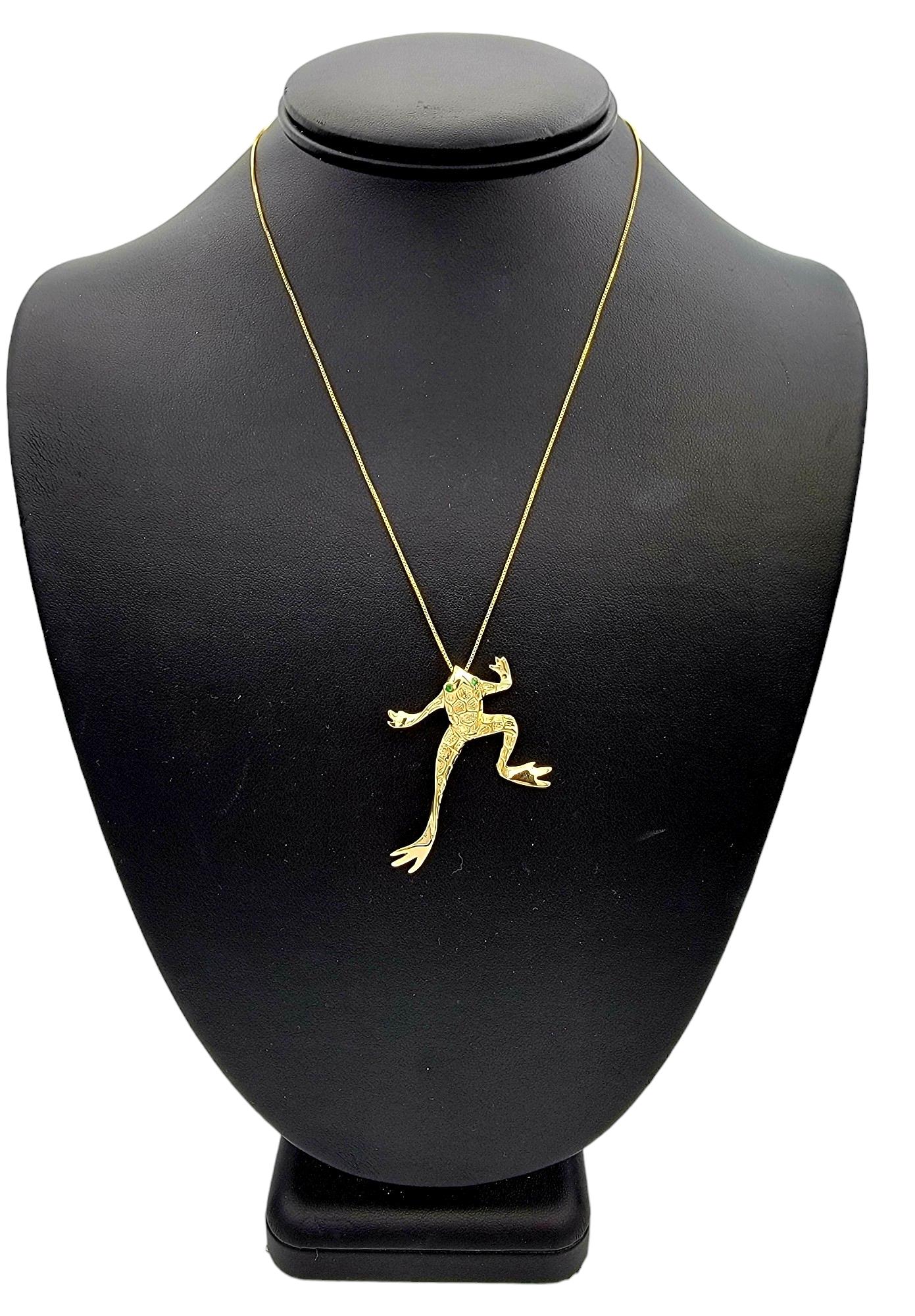 Pendentif grenouille en or jaune 14 carats poli avec yeux d'émeraude en vente 2