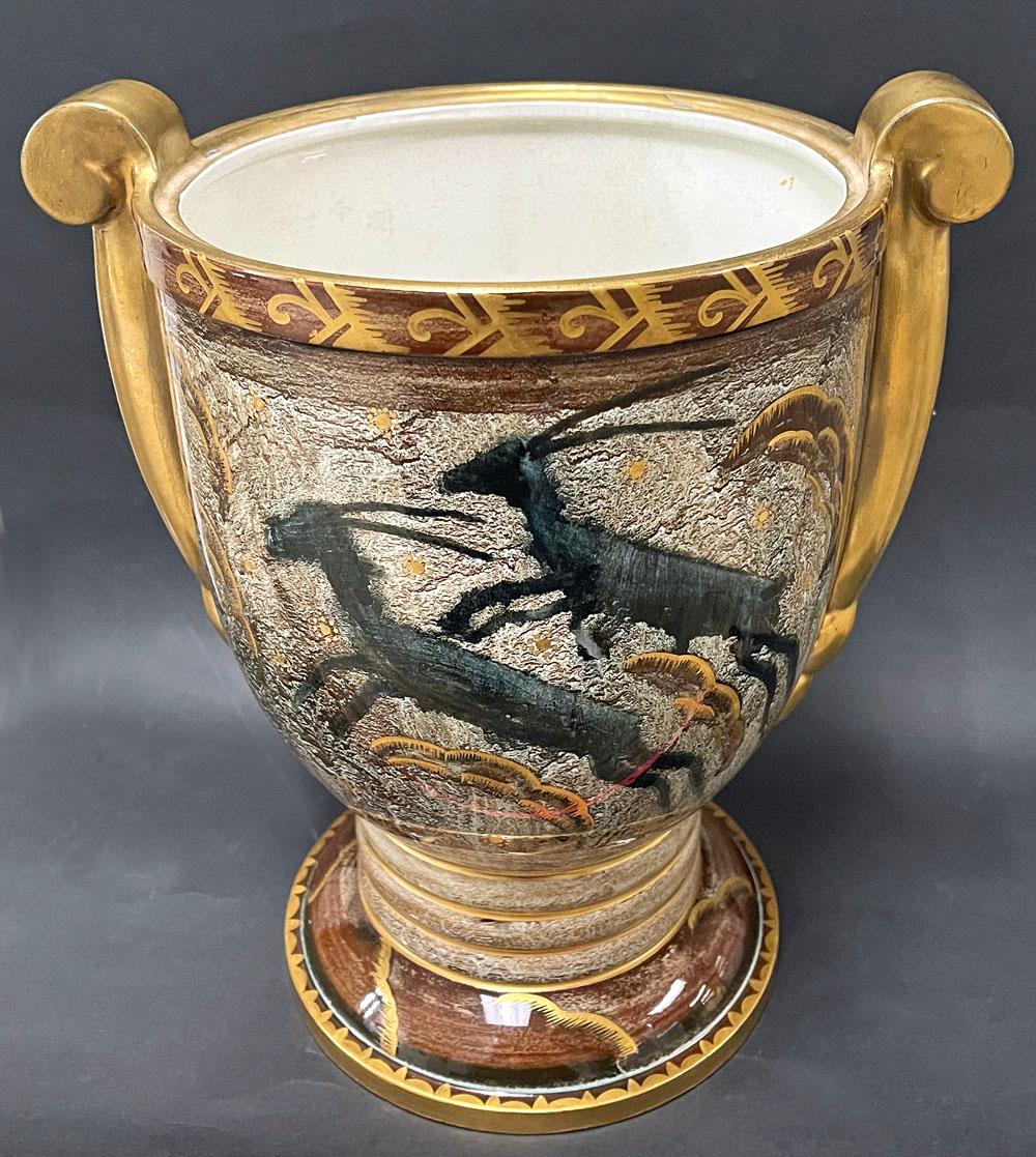 Vernissé Urne Art déco ancienne « Leaping Gazelles » richement émaillée en noir et or, Suède en vente