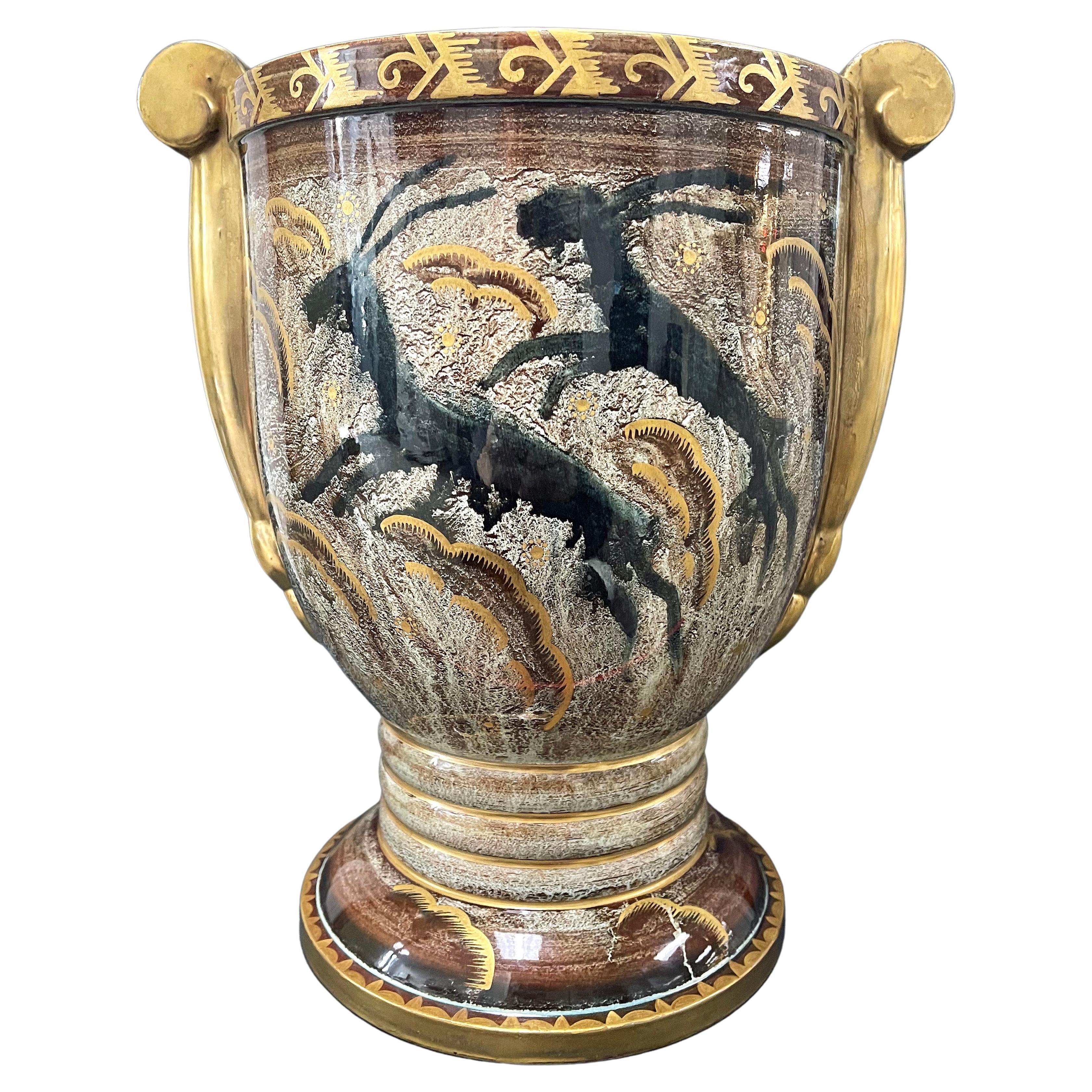 „Leaping Gazelles“, frühe, reich glasierte Art-Déco-Urne in Schwarz und Gold, Schweden im Angebot