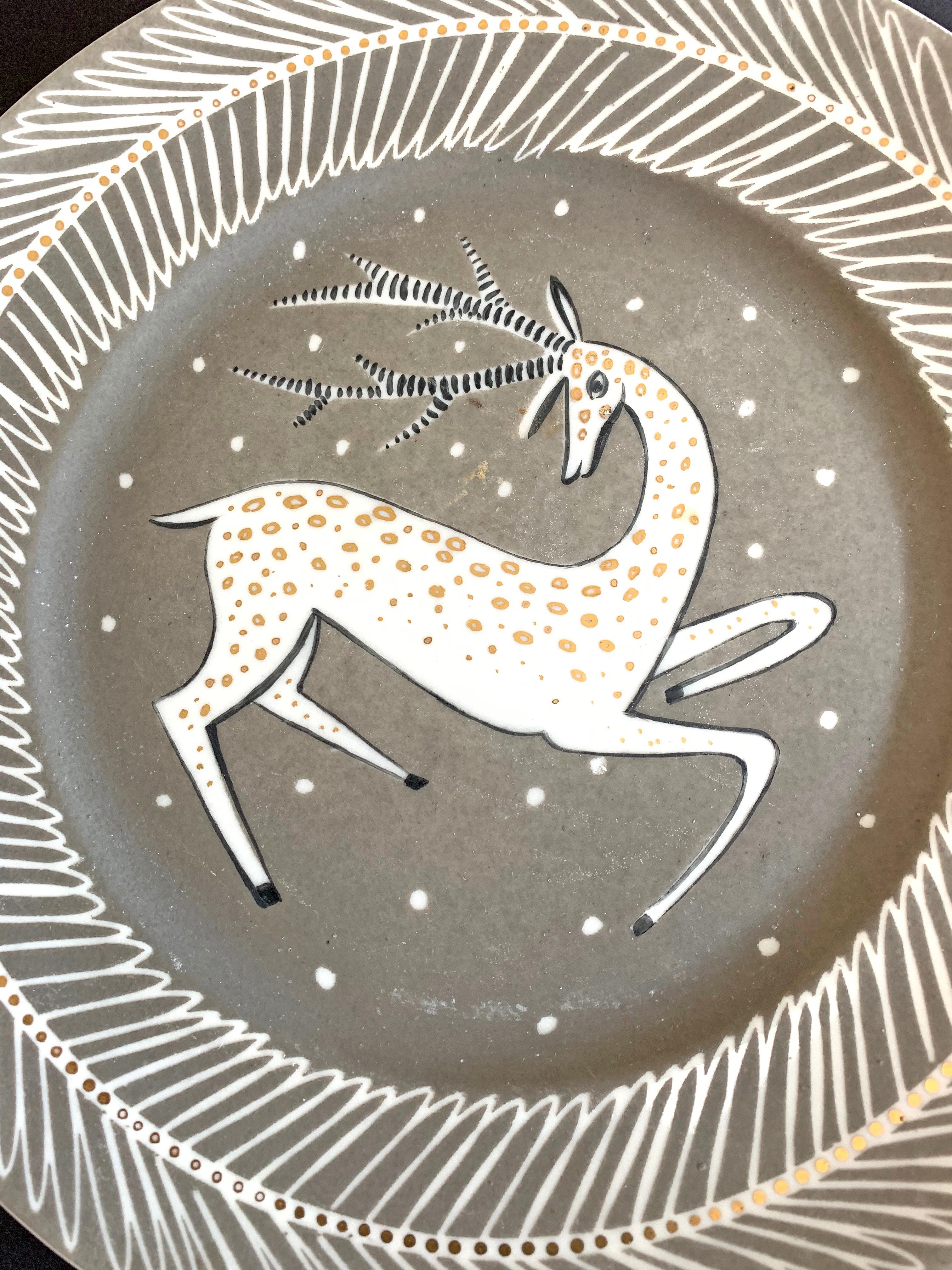 Art déco Paire rare d'assiettes en porcelaine Art Déco « Leaping Gazelles » de Waylande Gregory en vente