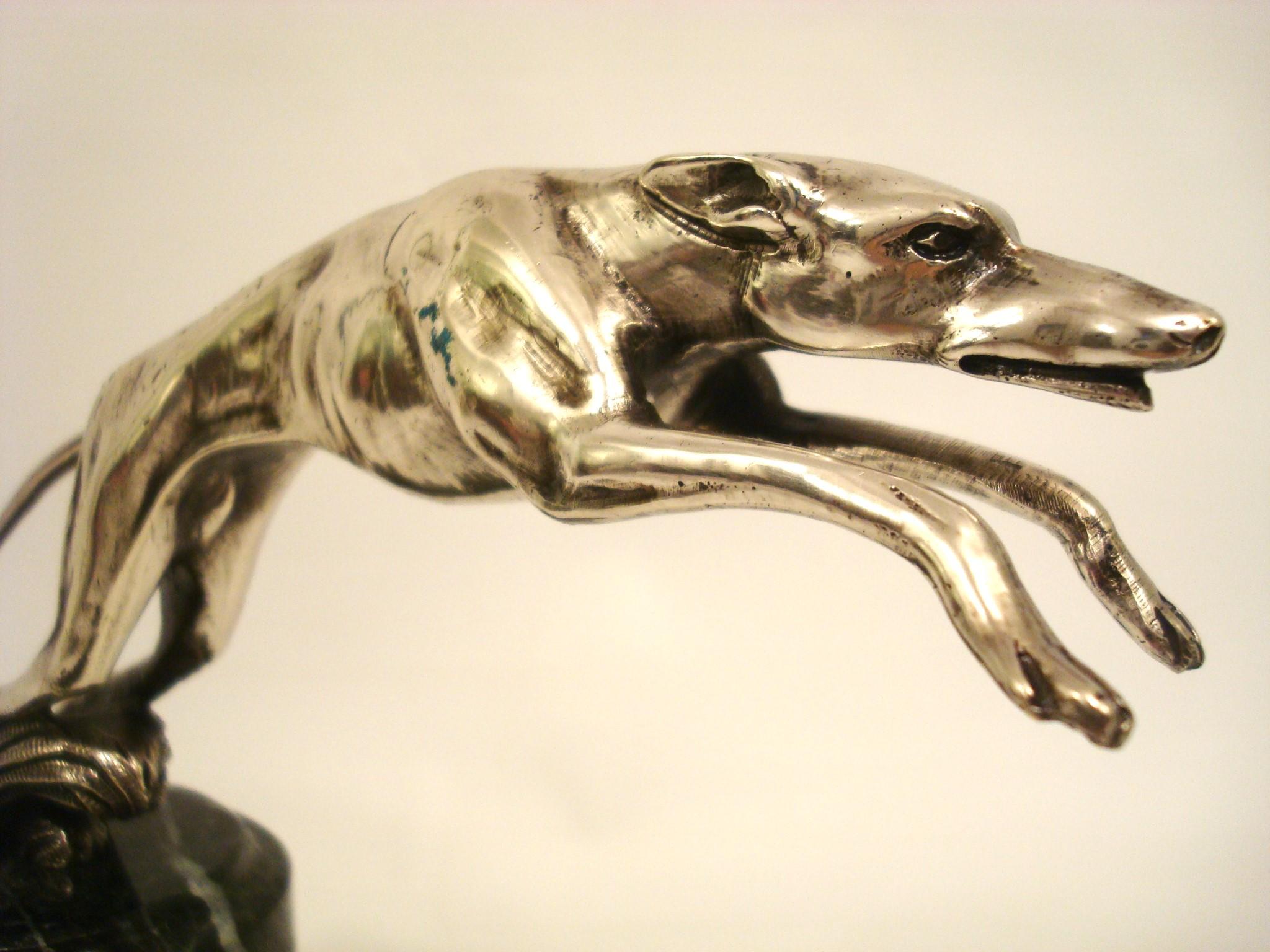 Francese Scultura in bronzo del levriero che salta / fermacarte / ornamento per il cappuccio. c.1925 in vendita