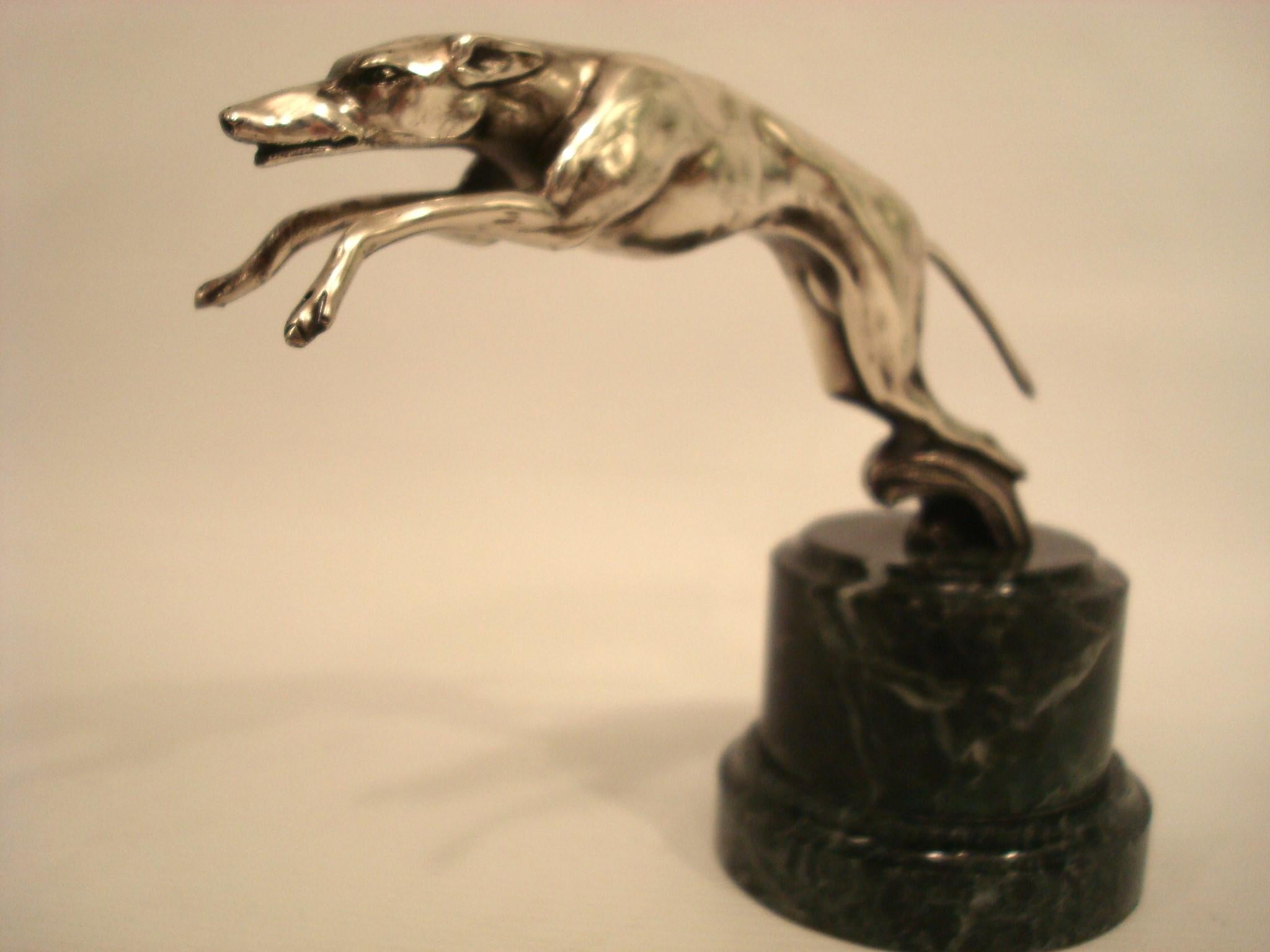 Argentato Scultura in bronzo del levriero che salta / fermacarte / ornamento per il cappuccio. c.1925 in vendita