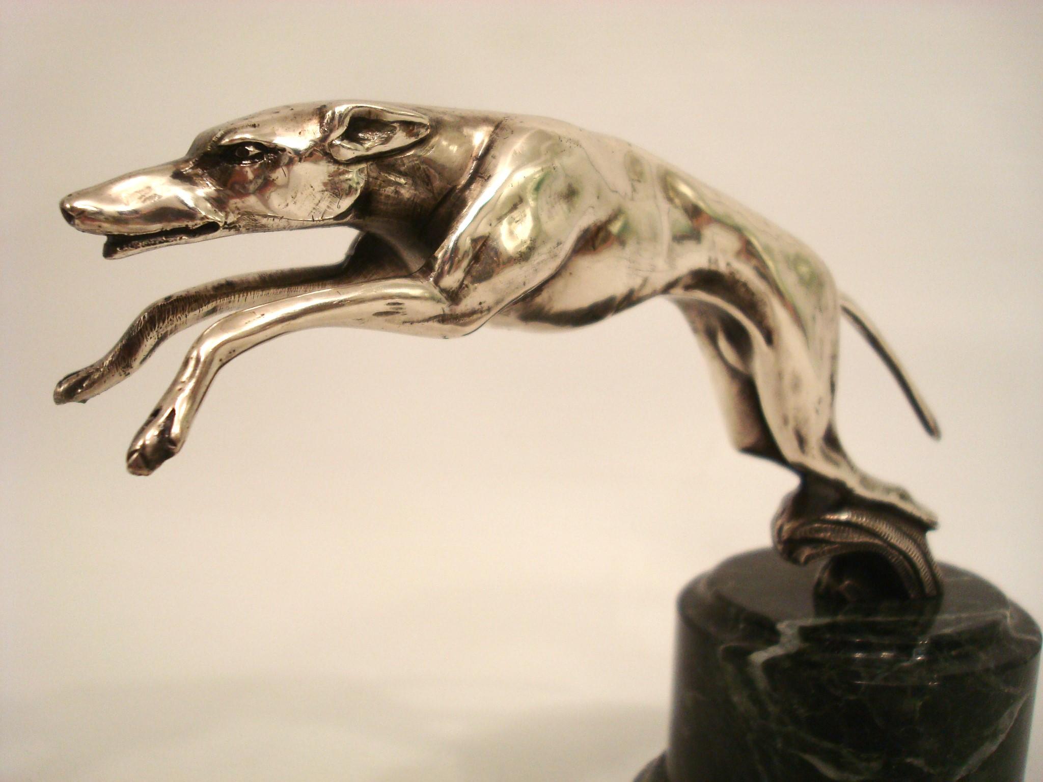 Scultura in bronzo del levriero che salta / fermacarte / ornamento per il cappuccio. c.1925 In condizioni buone in vendita a Buenos Aires, Olivos