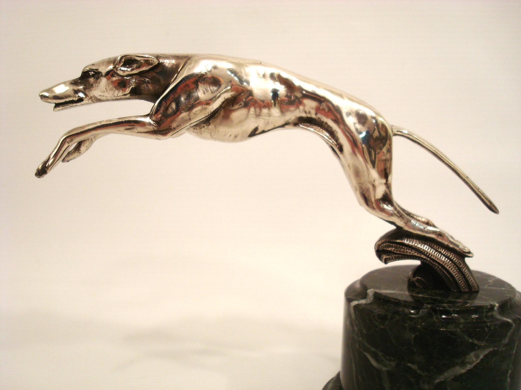 XX secolo Scultura in bronzo del levriero che salta / fermacarte / ornamento per il cappuccio. c.1925 in vendita