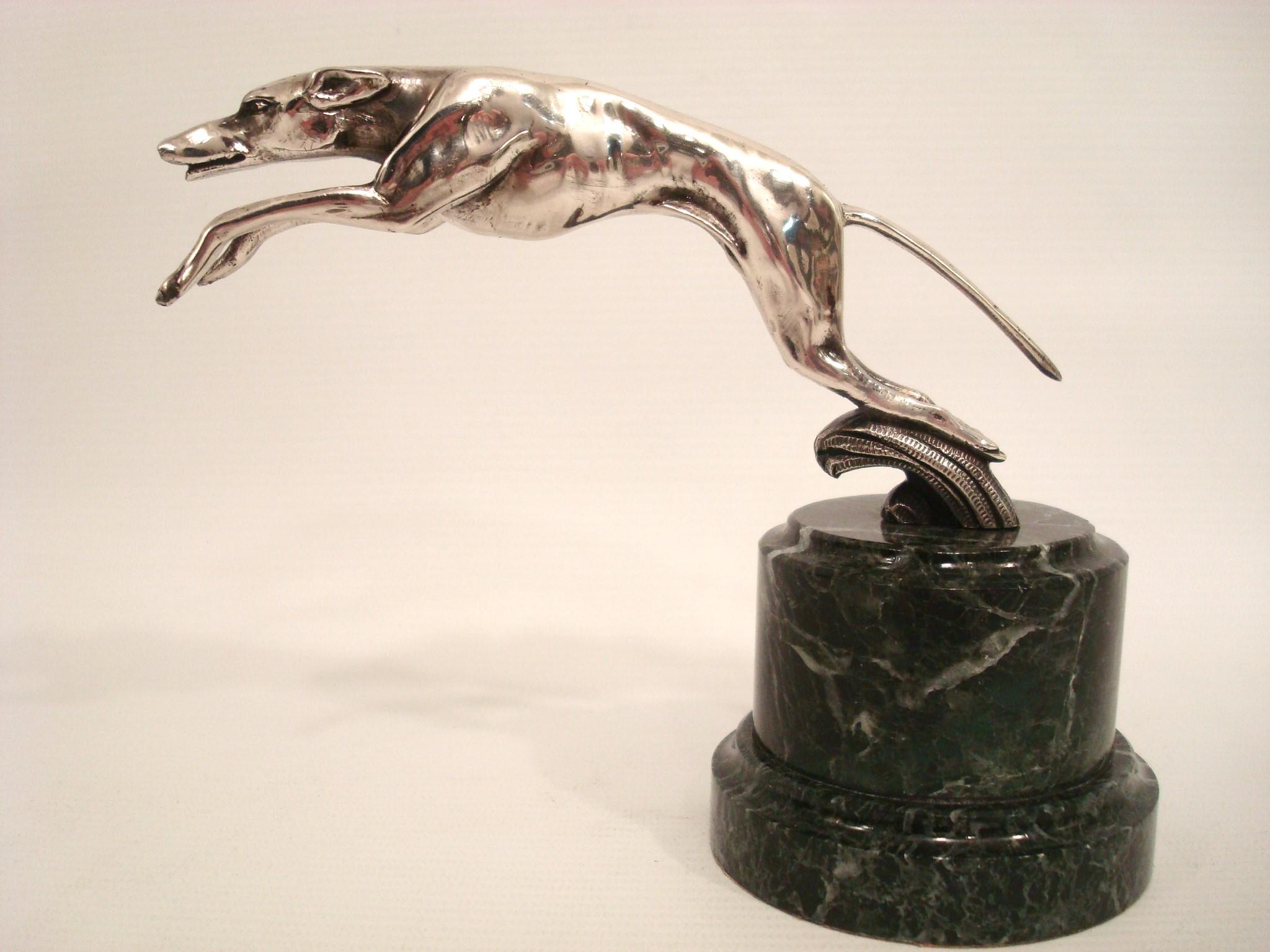 Bronzo Scultura in bronzo del levriero che salta / fermacarte / ornamento per il cappuccio. c.1925 in vendita