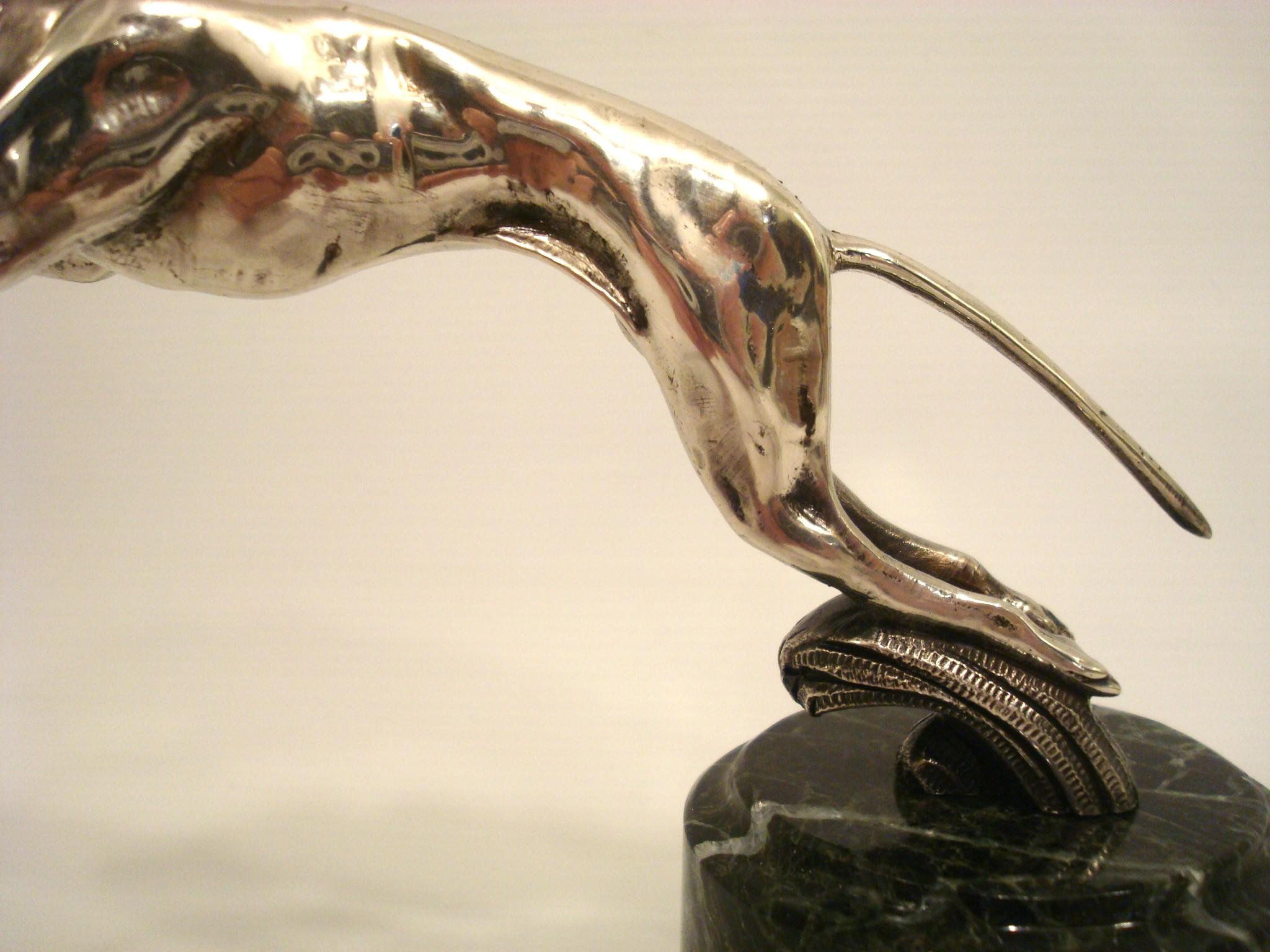 Scultura in bronzo del levriero che salta / fermacarte / ornamento per il cappuccio. c.1925 in vendita 1