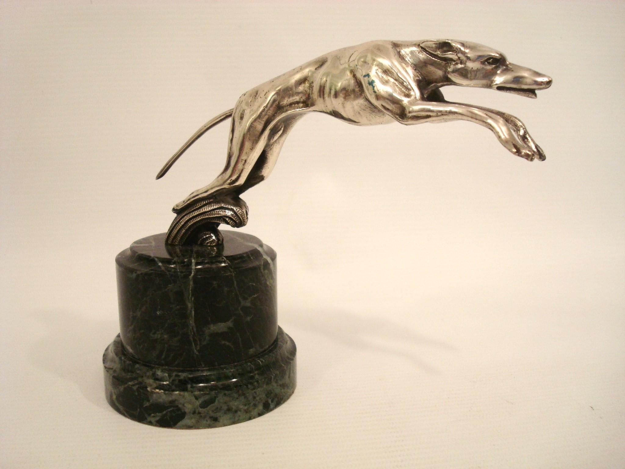 Scultura in bronzo del levriero che salta / fermacarte / ornamento per il cappuccio. c.1925 in vendita 2