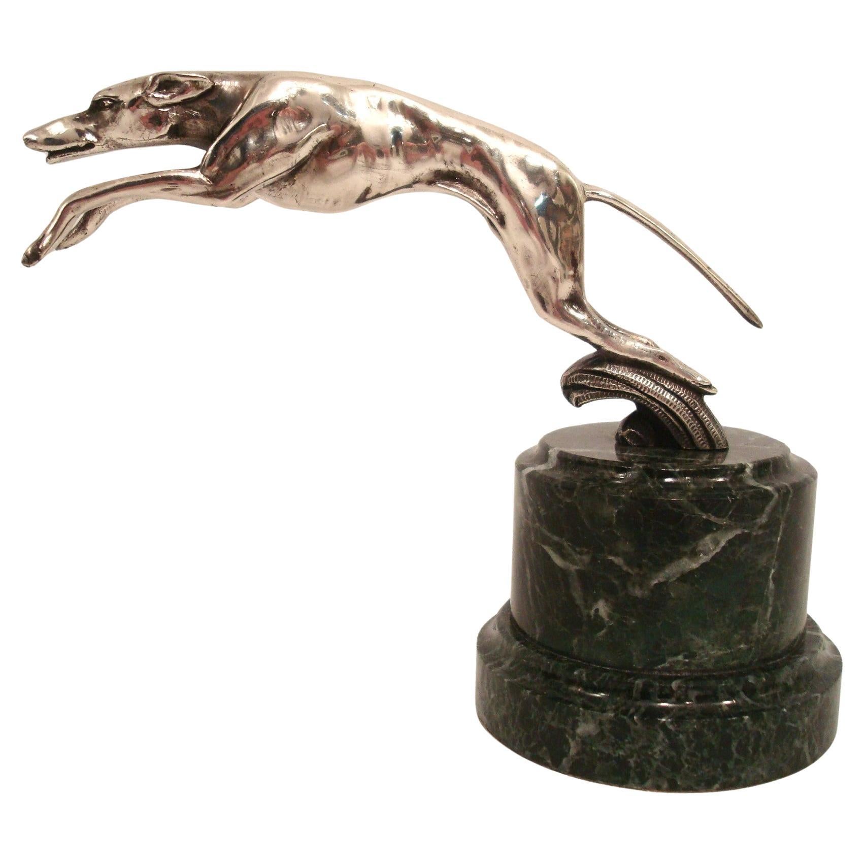 Lebrel saltarín Escultura de bronce / Pisapapeles / Adorno de capucha. c.1925
