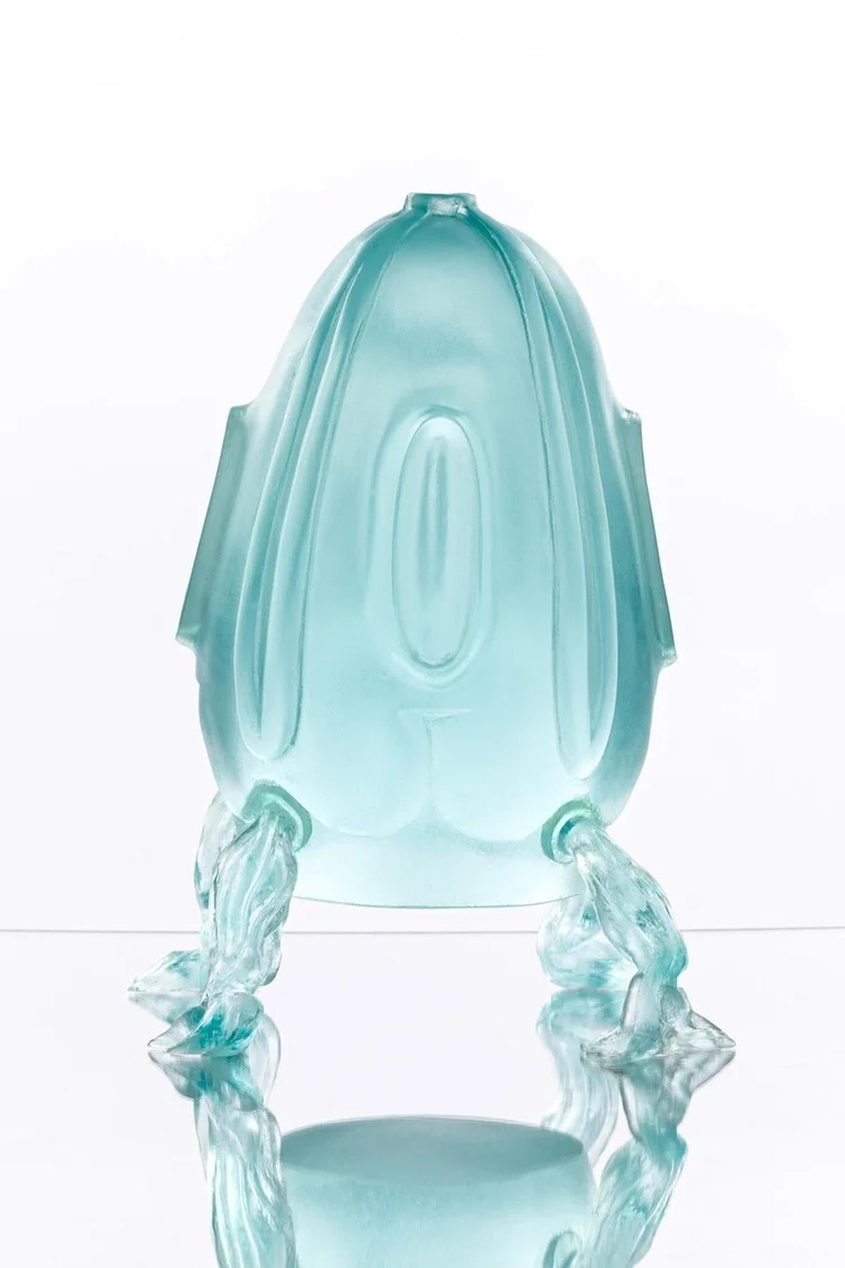 Moderno Scultura in resina blu di Karen Atta, modello moderno in scala di Learning to Fly. in vendita