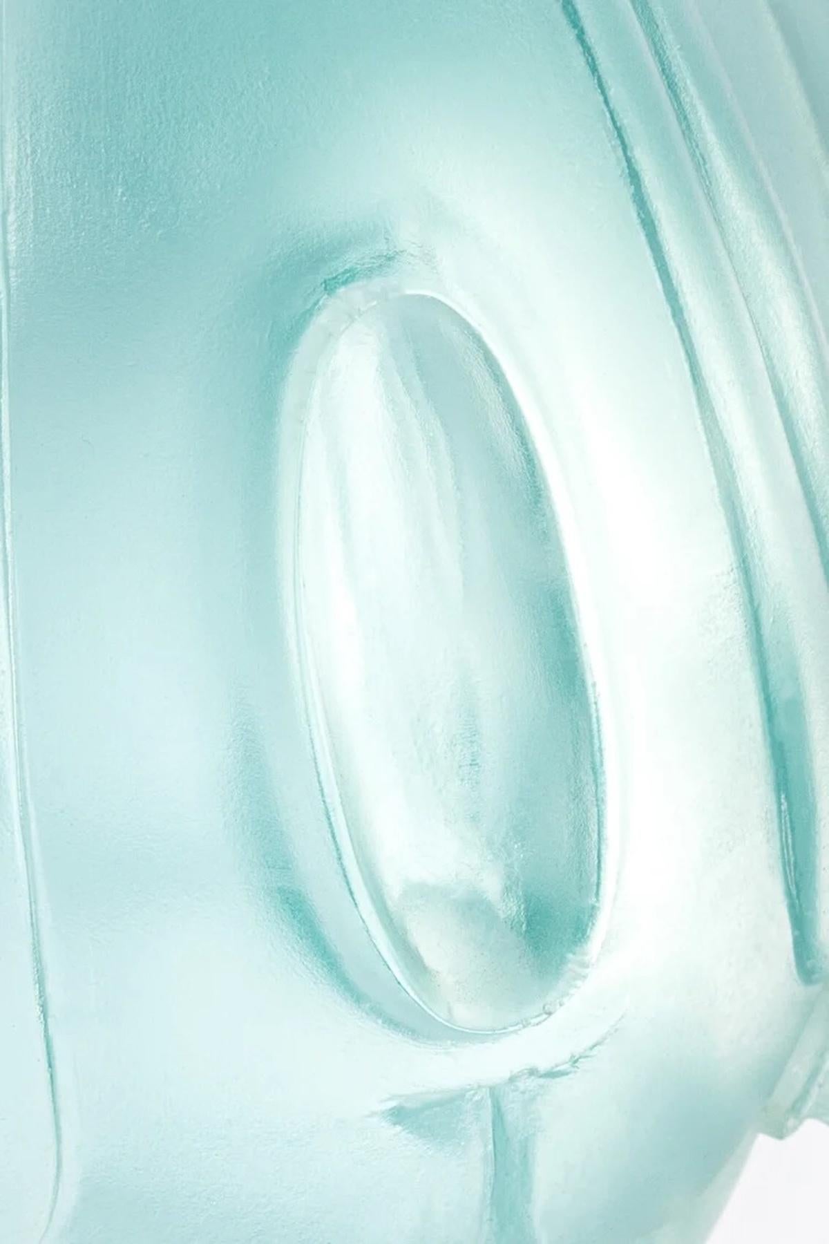 Scultura in resina blu di Karen Atta, modello moderno in scala di Learning to Fly. In condizioni Nuovo in vendita a New York, NY