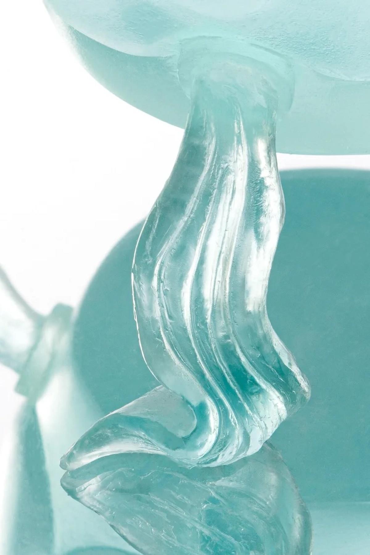 XXI secolo e contemporaneo Scultura in resina blu di Karen Atta, modello moderno in scala di Learning to Fly. in vendita