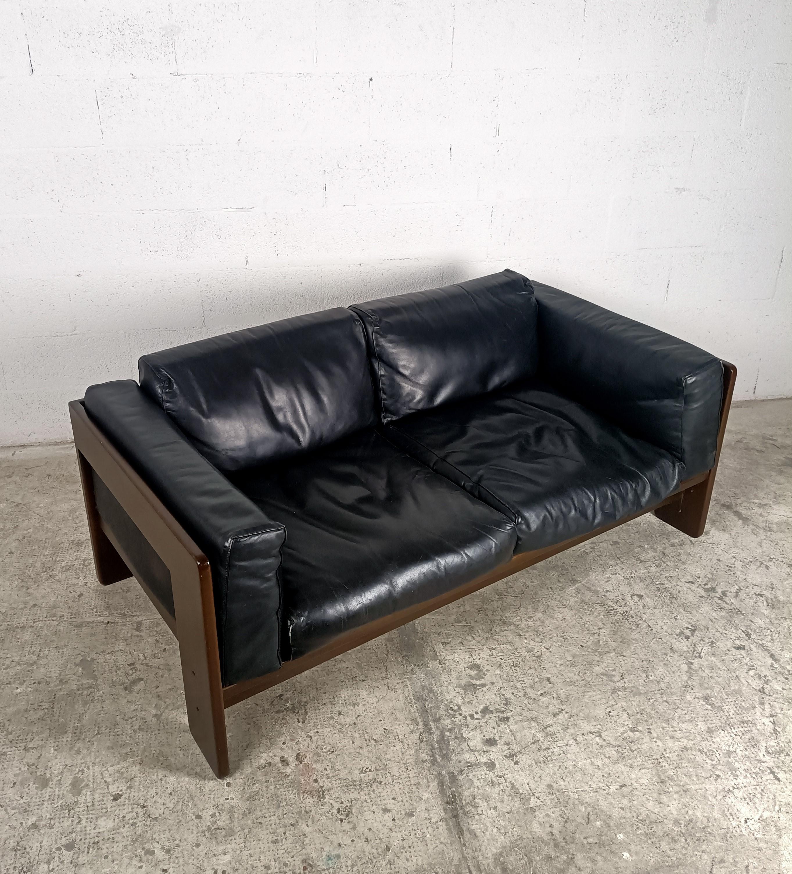 Leather 2 seater Bastiano sofa designed by Afra & Tobia Scarpa for Gavina 1960s.
Rosewood structure with leather upholstery.
Afra & Tobia Scarpa designed the Bastiano series for the experimental design laboratory of Gavina in 1960s. About the