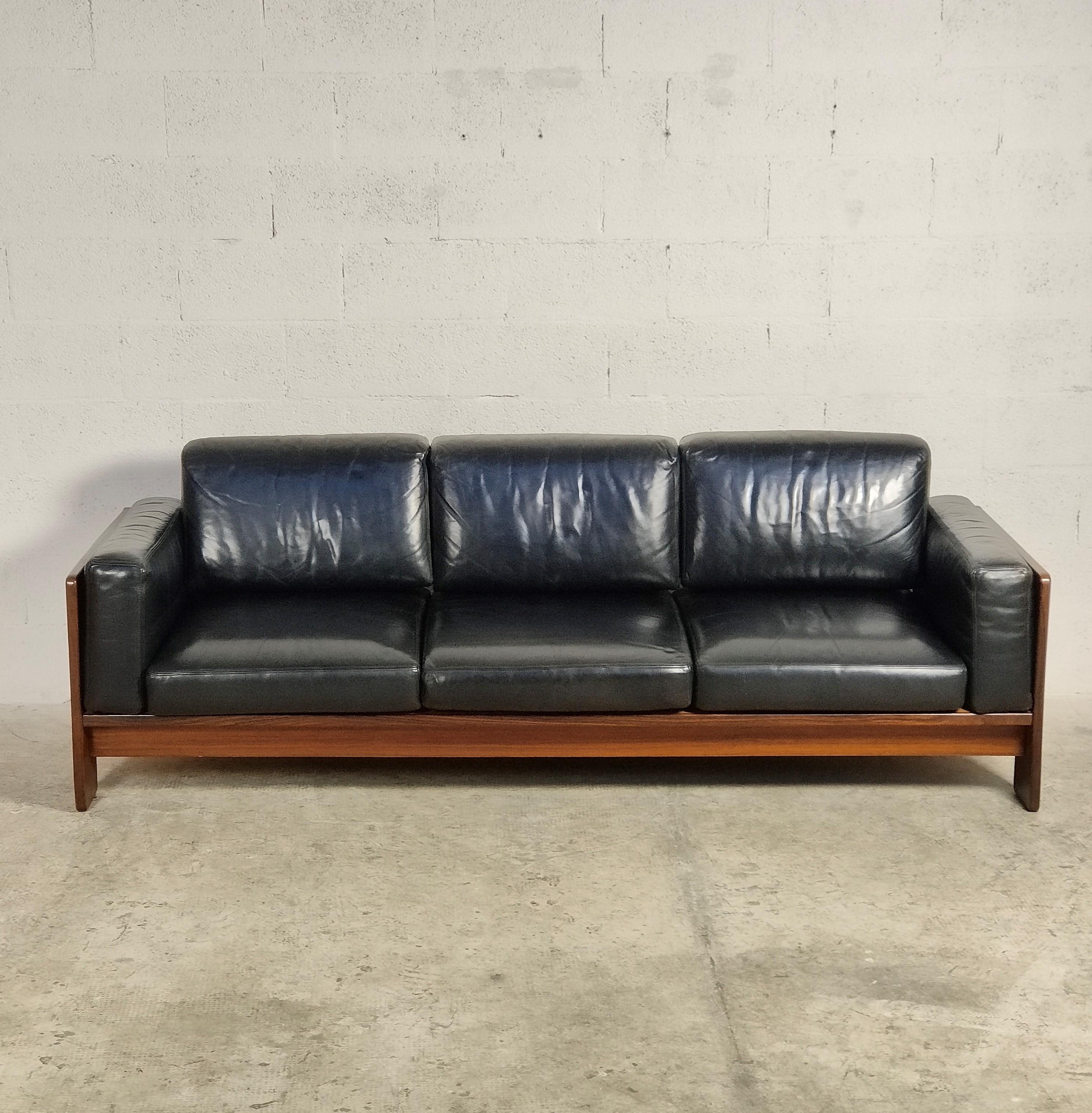 Leather 3 seater Bastiano sofa designed by Afra & Tobia Scarpa for Gavina 1960s.
Wooden structure with leather upholstery.
Afra & Tobia Scarpa designed the Bastiano series for the experimental design laboratory of Gavina in 1960s. About the result