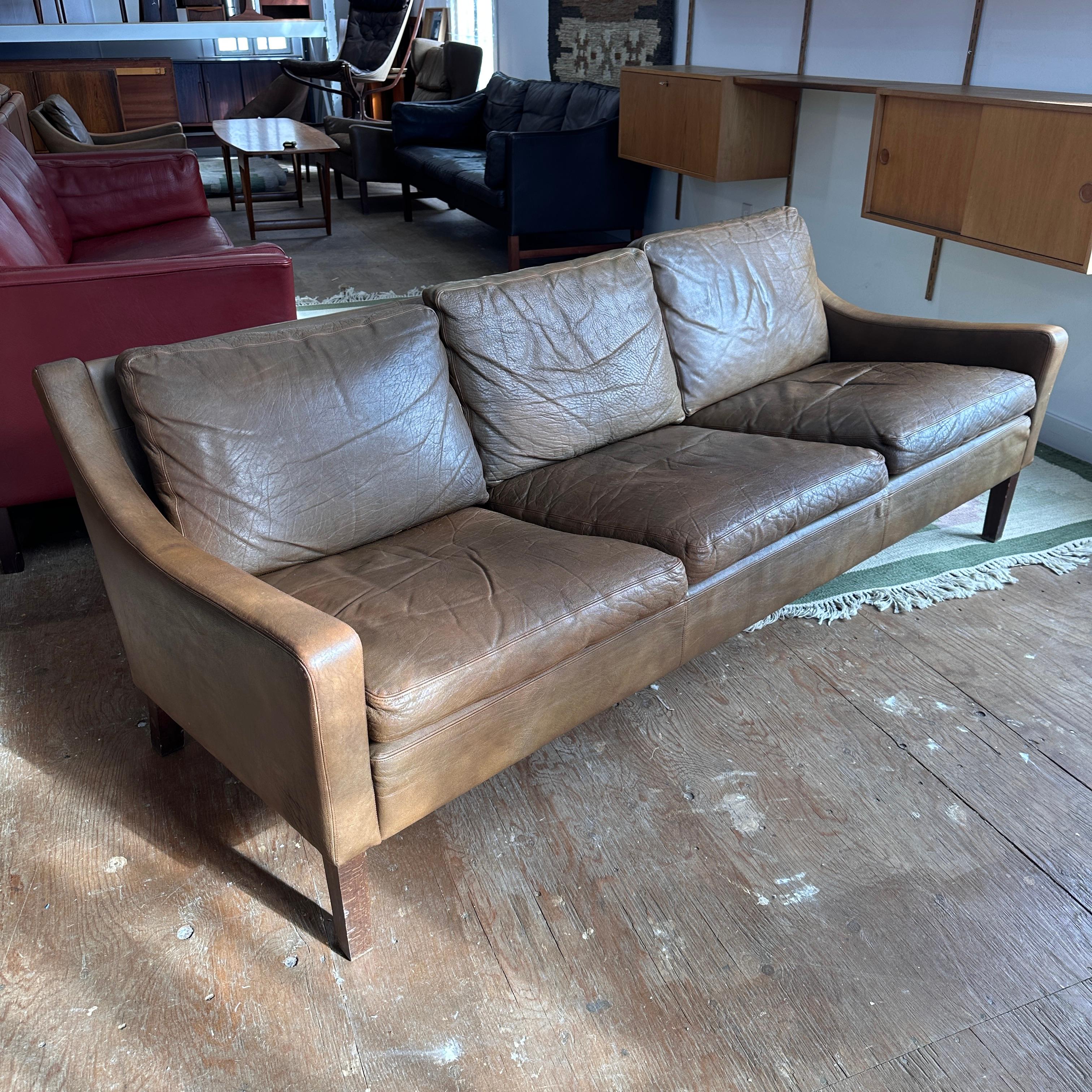 Mid-Century Modern Canapé 3 places en cuir attribué à Børge Mogensen en vente