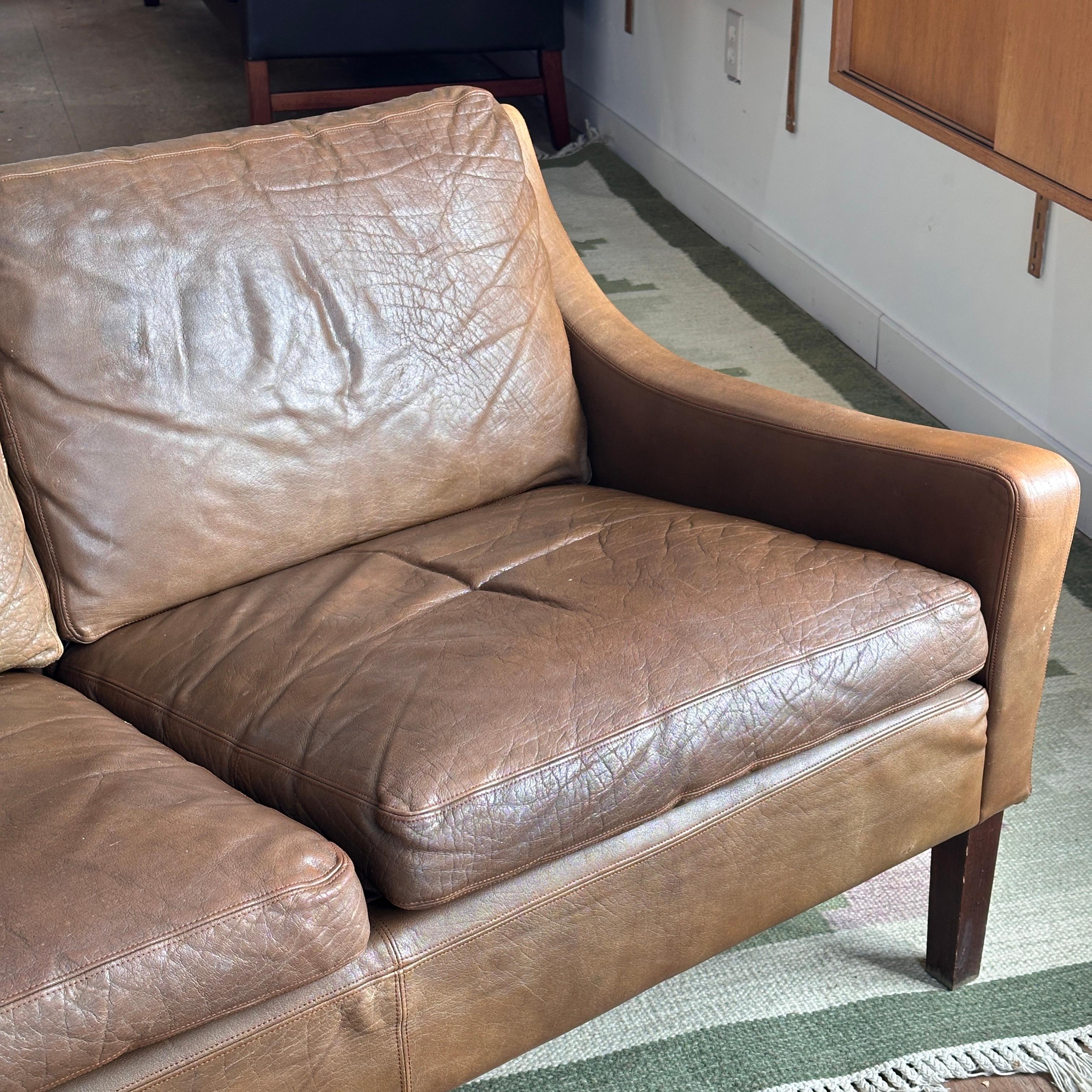Milieu du XXe siècle Canapé 3 places en cuir attribué à Børge Mogensen en vente