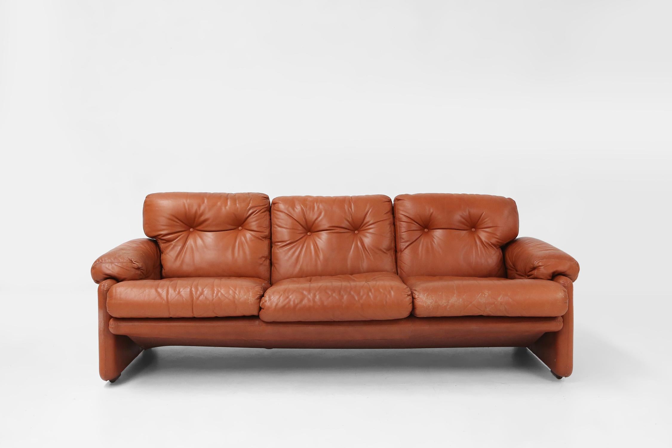 Italy / 1960 / 3-seater sofa /  Coronado / Tobia Scarpa / B&B Italia / leather / mid-century / vintage / Italian design

This extremely comfortable Coronado three-seater sofa was designed by Afra and Tobia Scarpa in the 1960s and produced by B&B