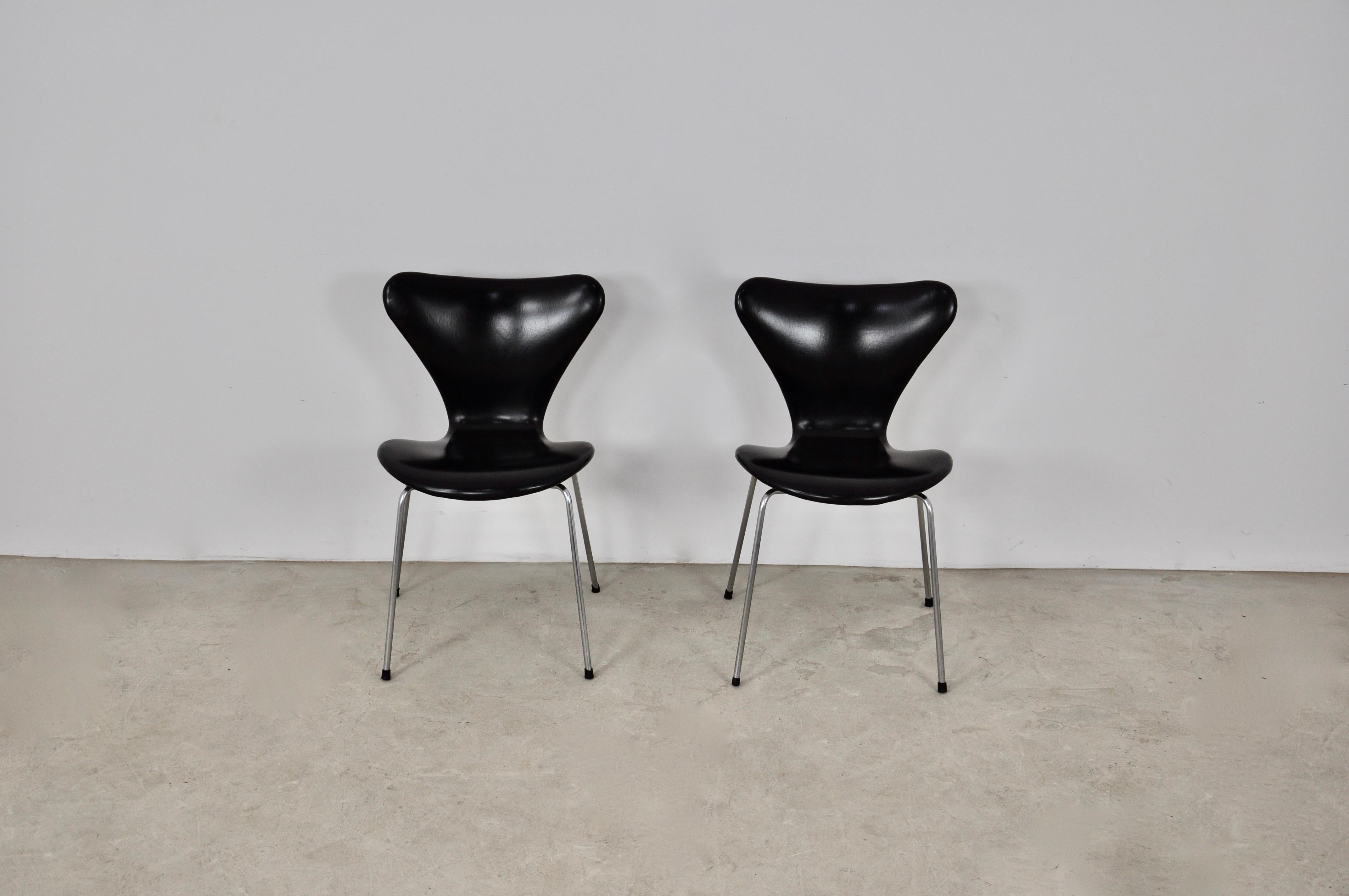 Pair of chairs in black color. Seat height: 43cm. Wear due to time and age of the chairs.