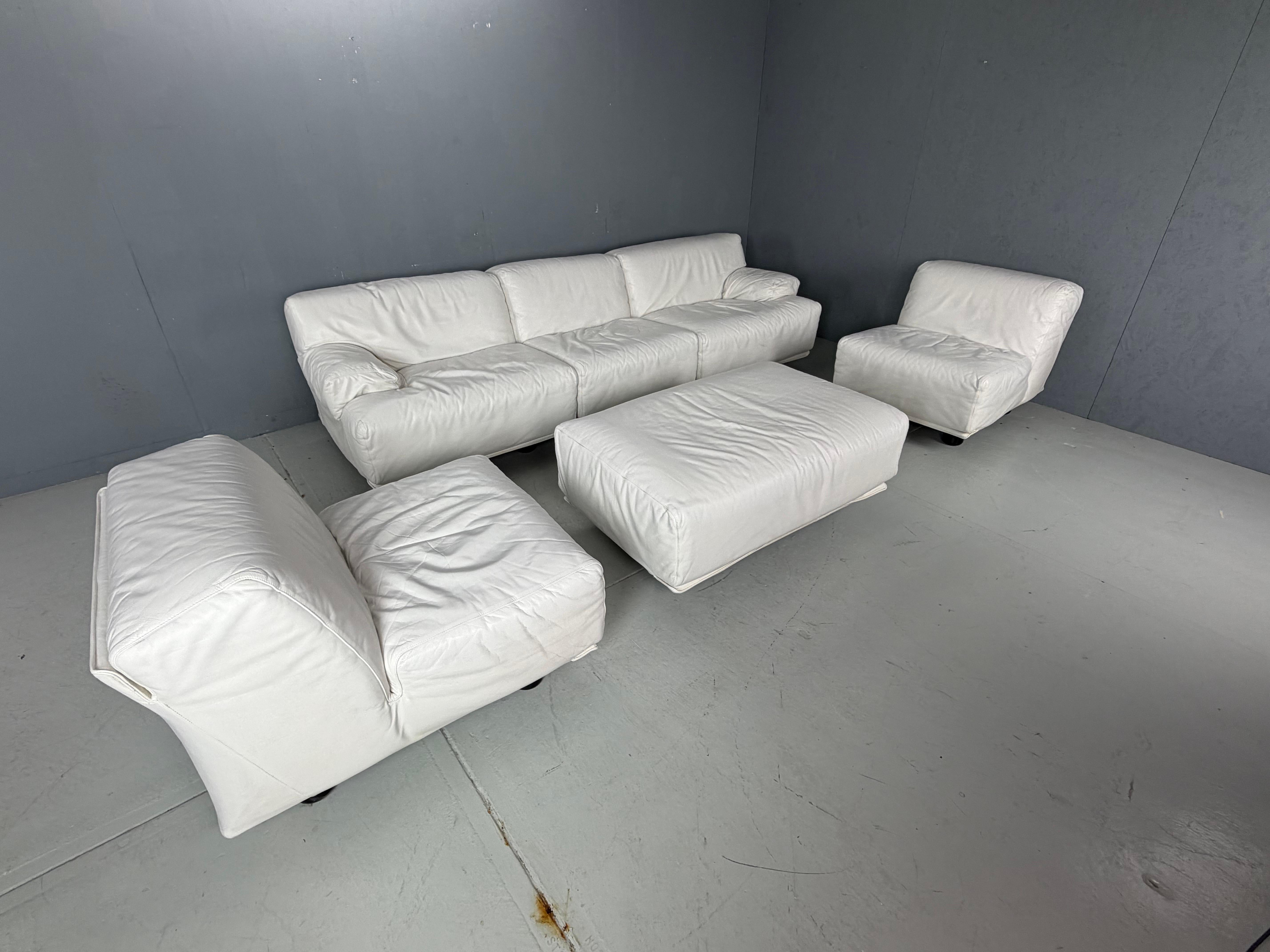 Canapé Fiandra de Vico Magistretti pour Cassina - 5 places, cuir blanc

Conçu par le maître italien Vico Magistretti pour Cassina en 1975, le canapé Fiandra est une expression intemporelle du confort moderne et de l'élégance sculpturale. Cette rare