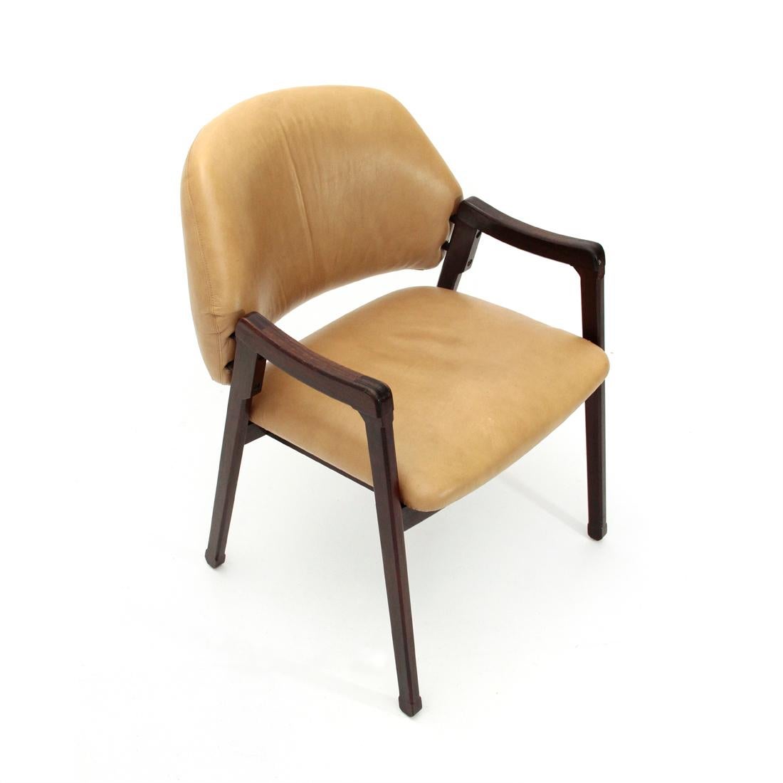 Armchair produced by Cassina in the 1960s designed by Ico Parisi.
Wooden frame, seat and backrest padded and lined in leather, metal spacers.
Good general conditions, some signs due to normal use over time.

Dimensions: Length 58 cm, depth 55