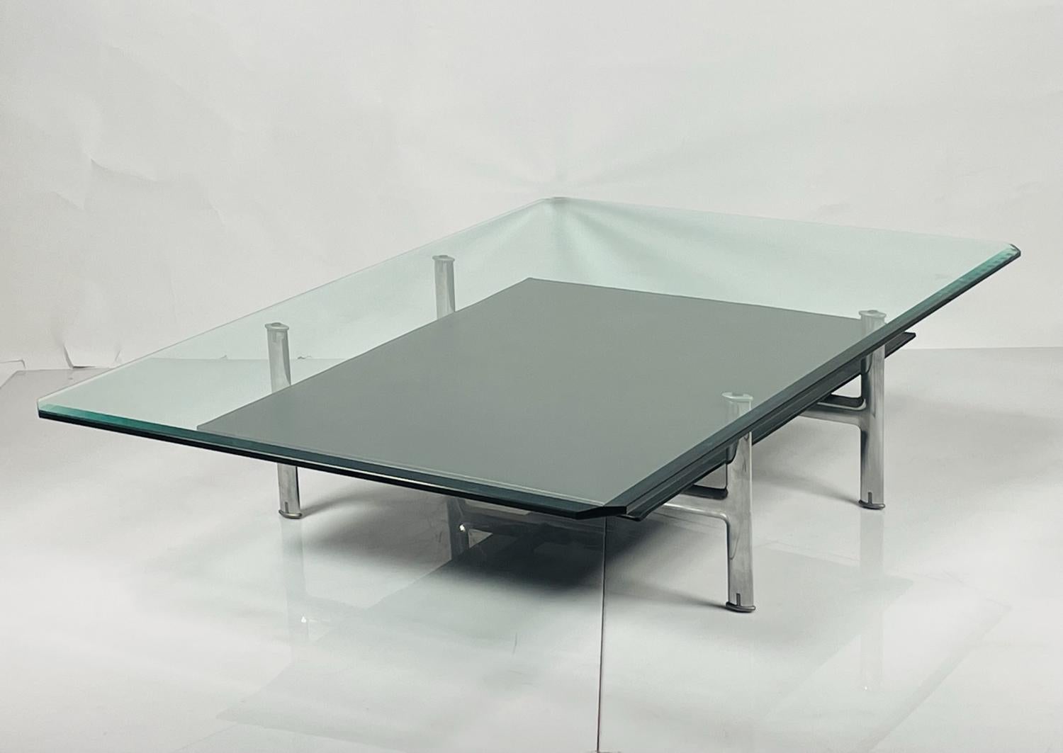 Beautiful coffee table designed and manufactured in the 1970s by Paolo Nava and Antonio Citterio, manufactured by B&B italia.

The table frame is made out of black leather and die-cast aluminum, the glass top has a beveled top and flat