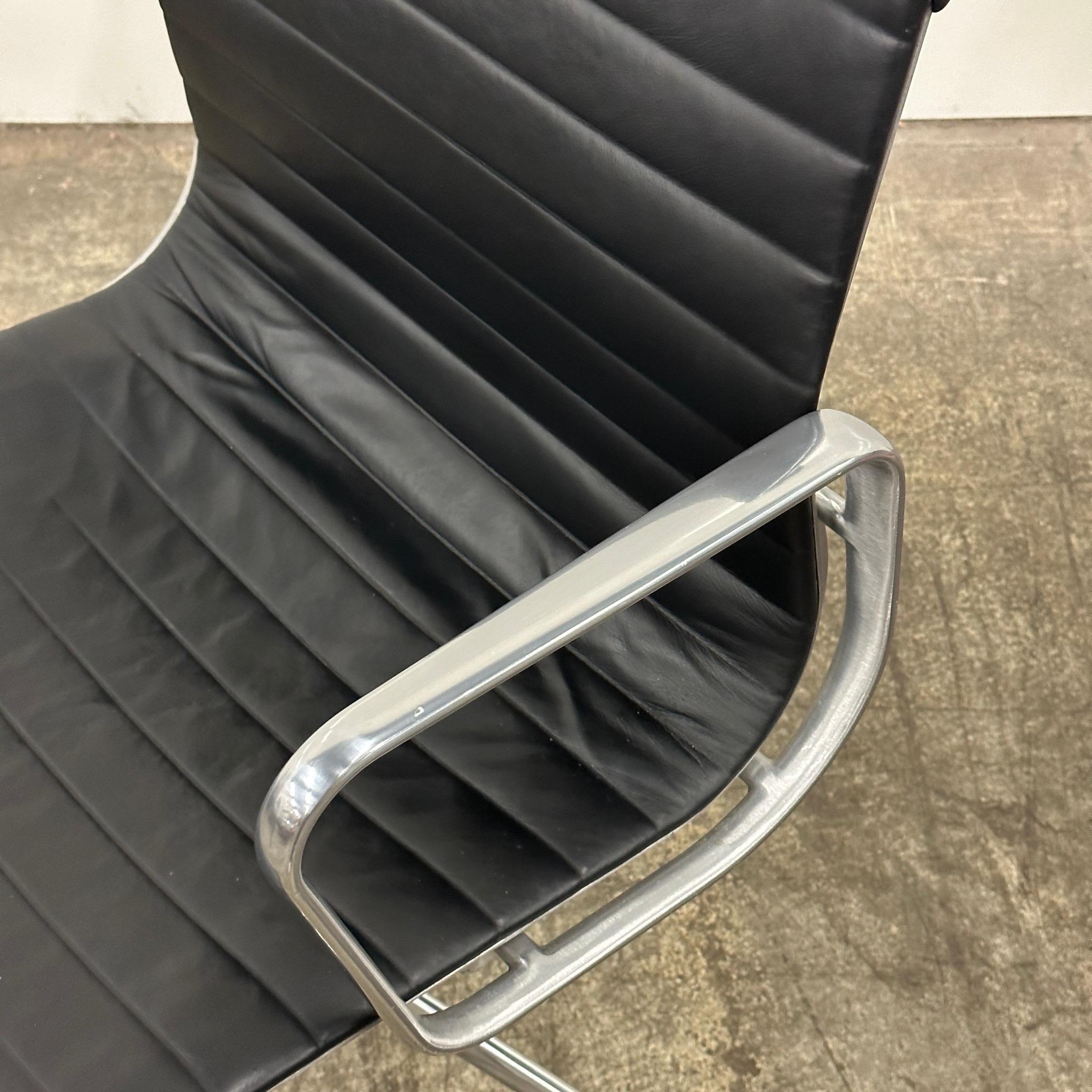 c. 2010s. Ledersitz mit Aluminiumsockel und Lenkrolle. Hinweis: Es fehlt ein Stück an der Unterseite, so dass sich der Stuhl beim Anheben von der Basis löst. Die Funktion wird nicht beeinträchtigt. 