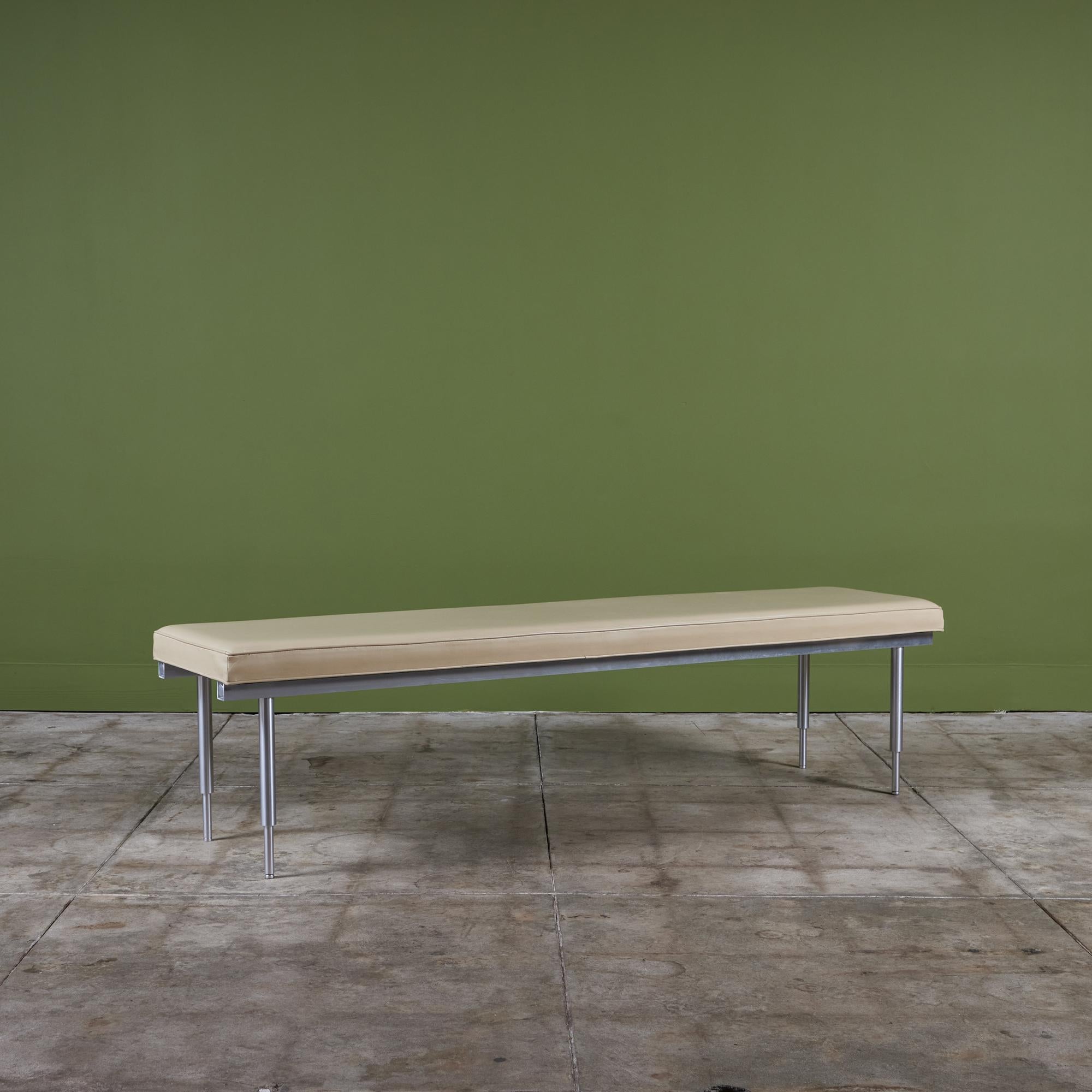 Panca lunga e rettangolare rivestita in pelle color crema con profili lungo i bordi. Il cuscino poggia su una base in alluminio spazzolato con quattro gambe affusolate.  Due disponibili, al prezzo individuale.

Dimensioni
72,25