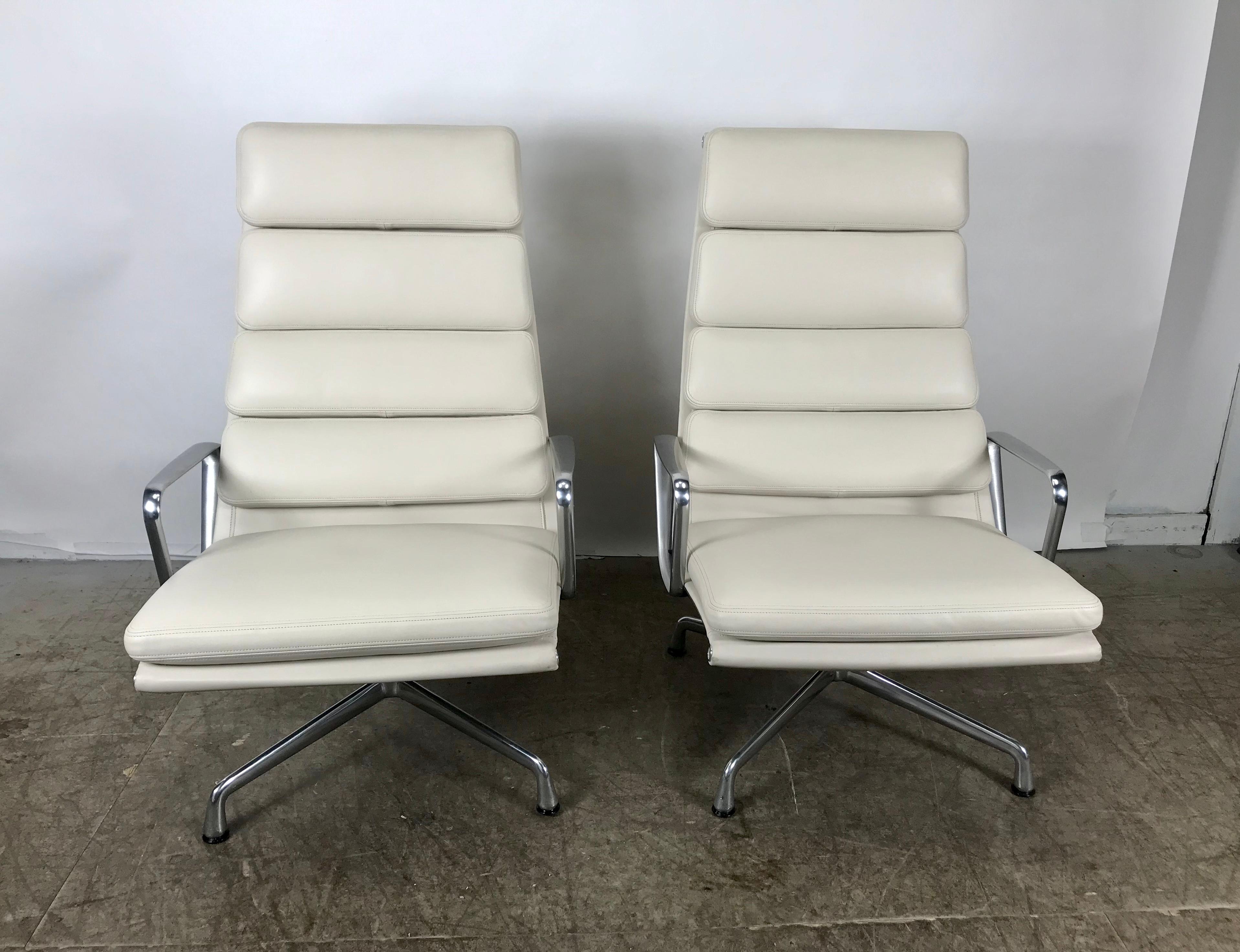 Leather and Aluminum Soft Pad Lounge Chairs, Charles Eames Herman Miller (amerikanisch)