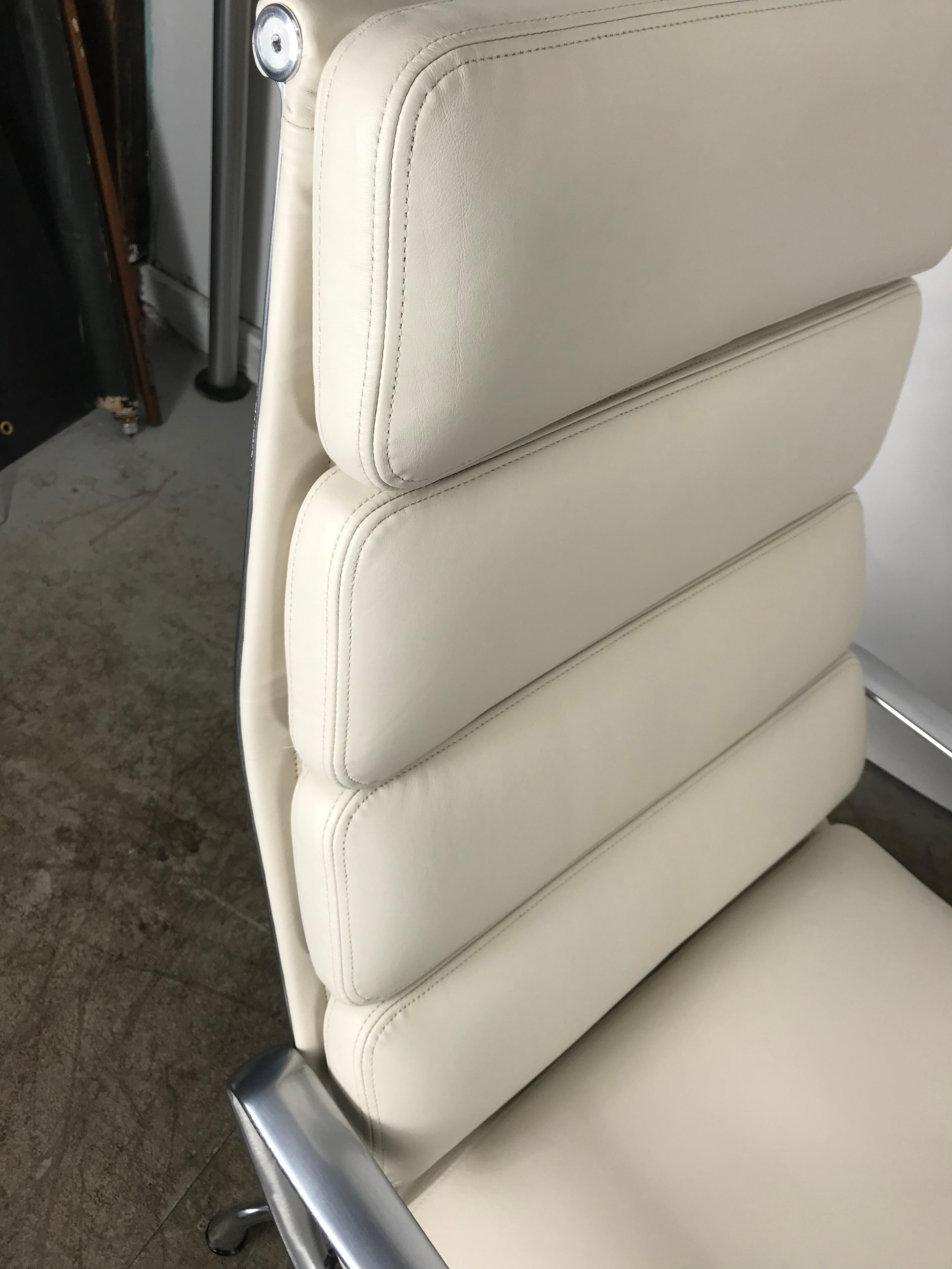 Leather and Aluminum Soft Pad Lounge Chairs, Charles Eames Herman Miller (21. Jahrhundert und zeitgenössisch)