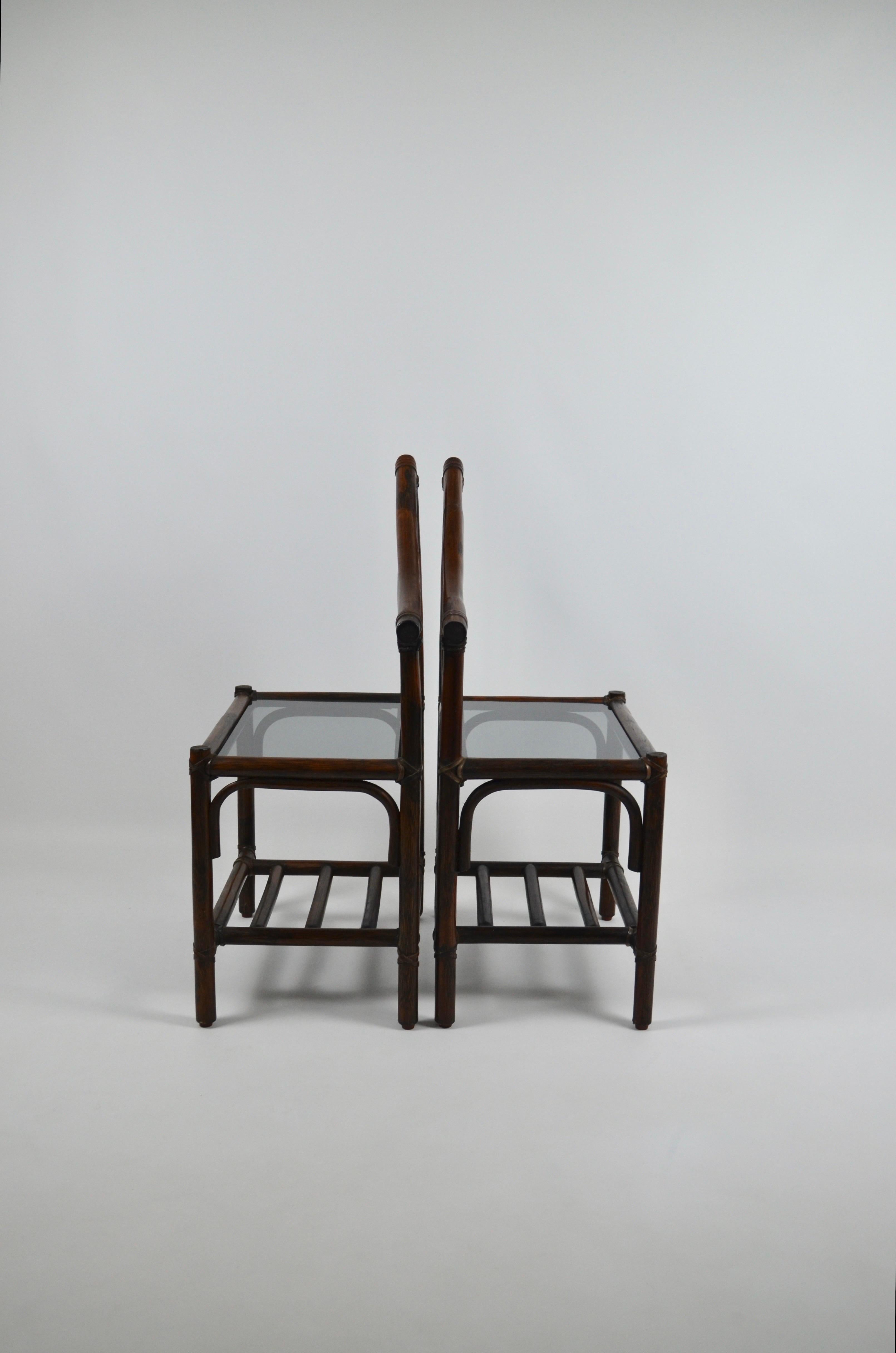 Chippendale Tables de chevet en cuir et bambou des années 1970, lot de 2 en vente