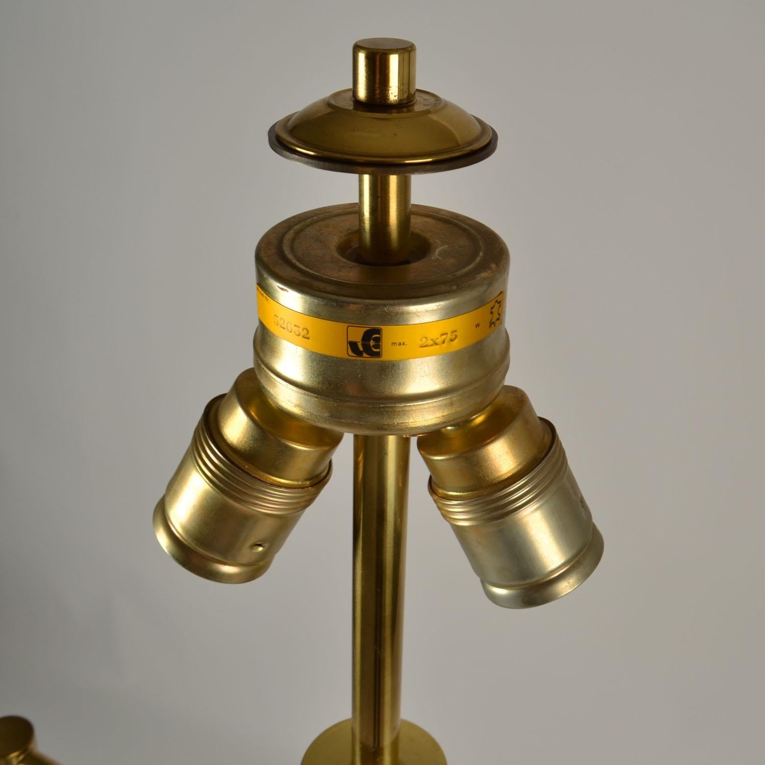 Pelle e  Lampada da terra anni '60 in ottone con pergamena  Ombra in vendita 4