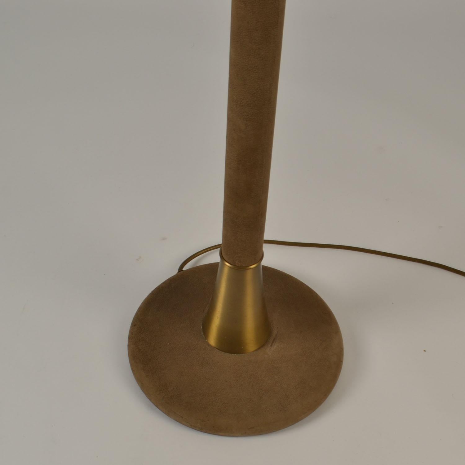 Pelle e  Lampada da terra anni '60 in ottone con pergamena  Ombra in vendita 5