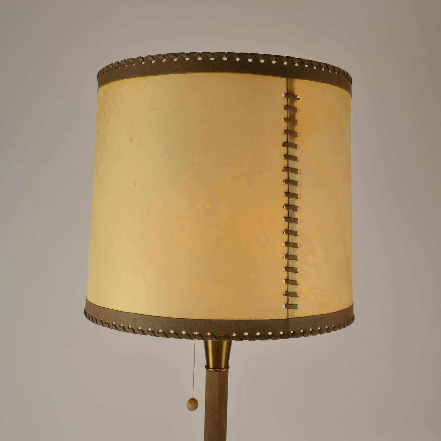 Mid-Century moderno Pelle e  Lampada da terra anni '60 in ottone con pergamena  Ombra in vendita