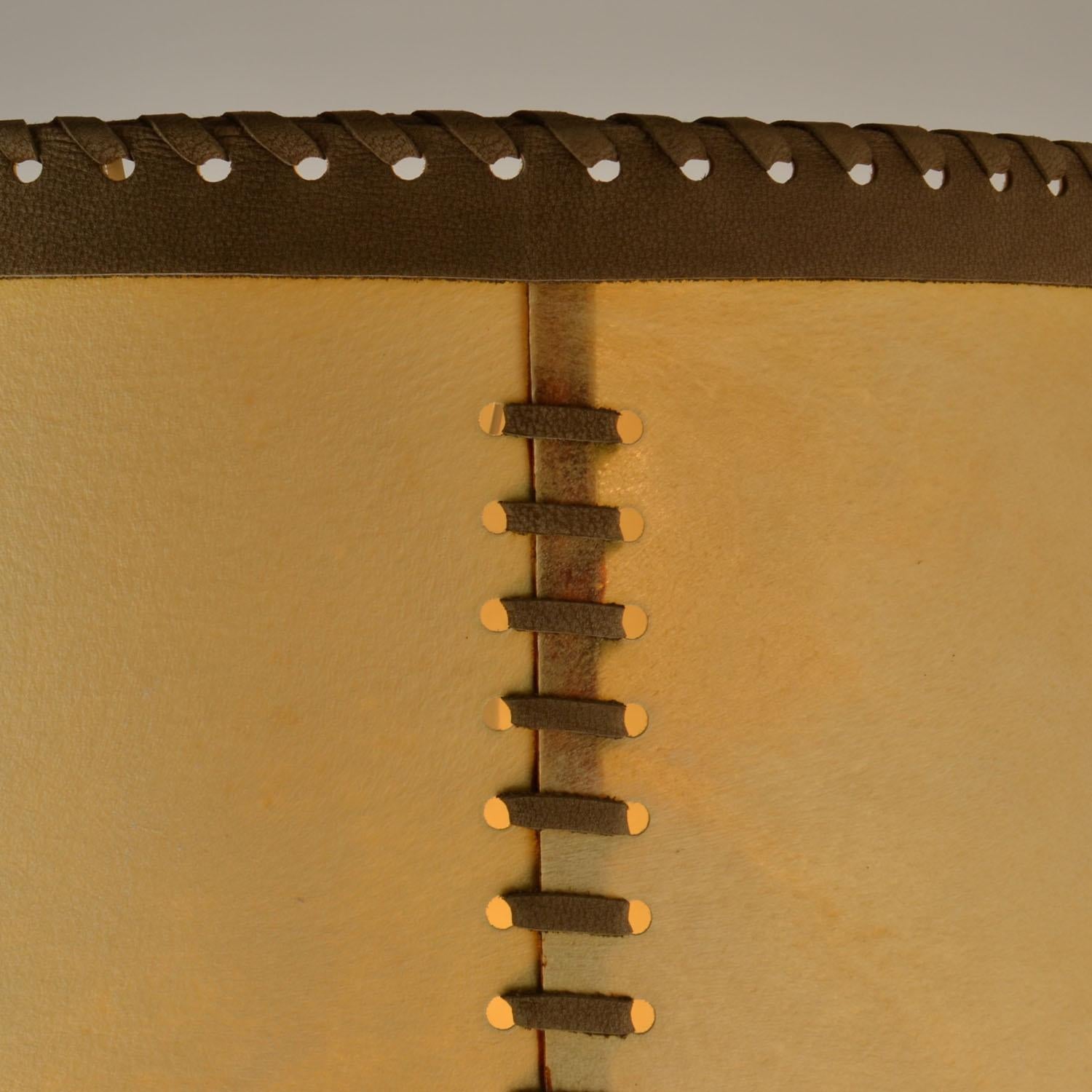 Pelle e  Lampada da terra anni '60 in ottone con pergamena  Ombra In condizioni ottime in vendita a London, GB