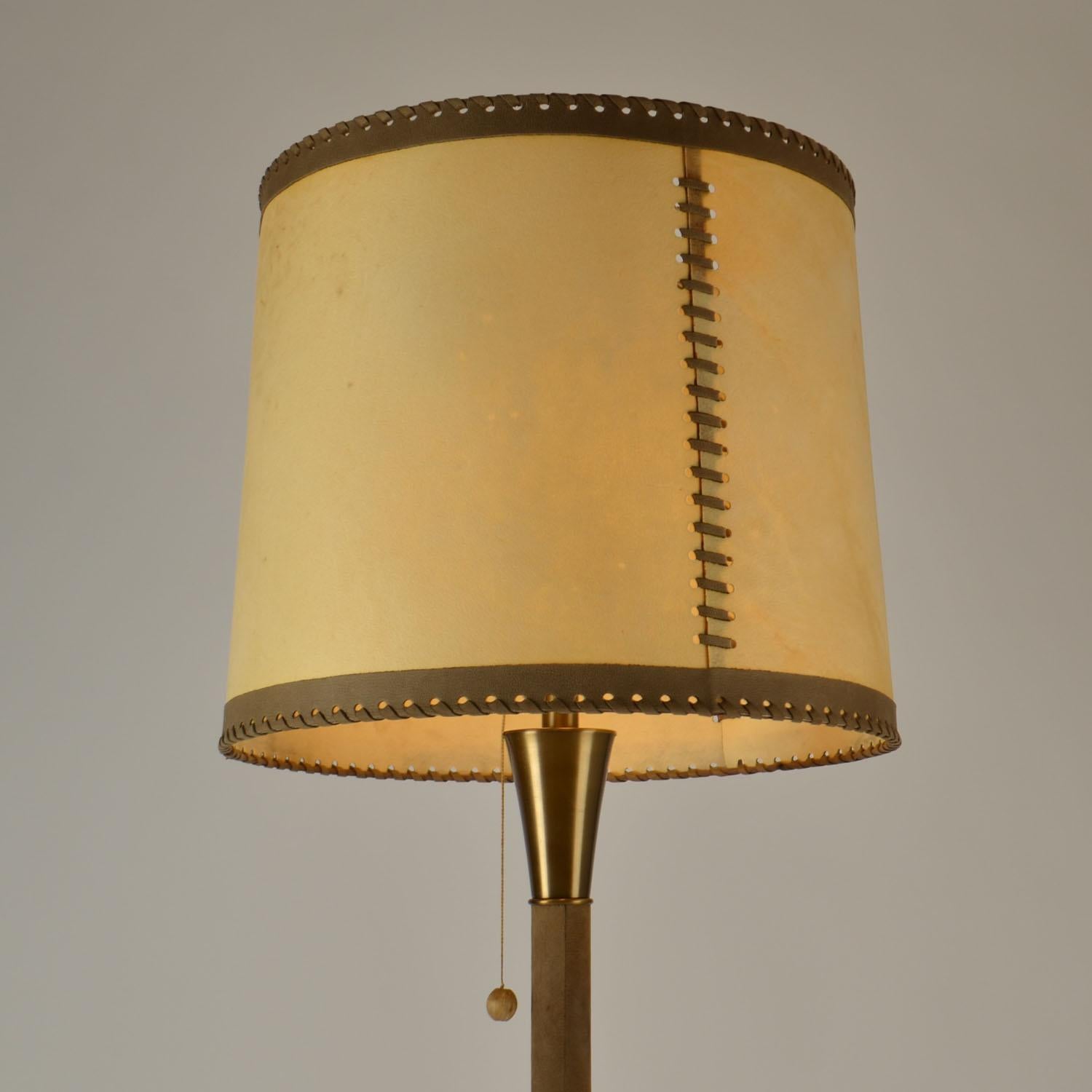 Metà XX secolo Pelle e  Lampada da terra anni '60 in ottone con pergamena  Ombra in vendita