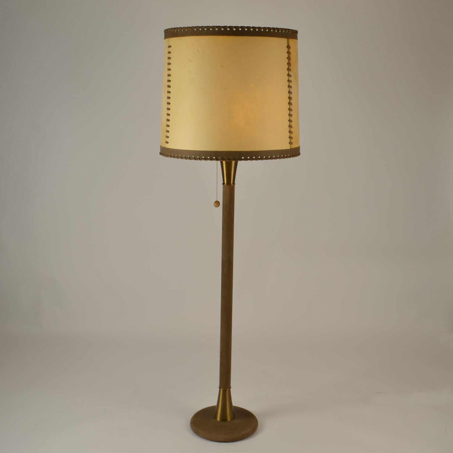 Ottone Pelle e  Lampada da terra anni '60 in ottone con pergamena  Ombra in vendita
