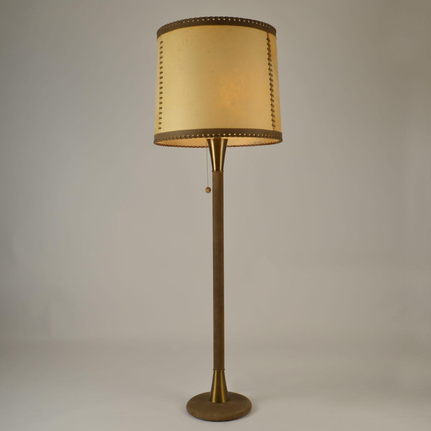 Pelle e  Lampada da terra anni '60 in ottone con pergamena  Ombra in vendita 1