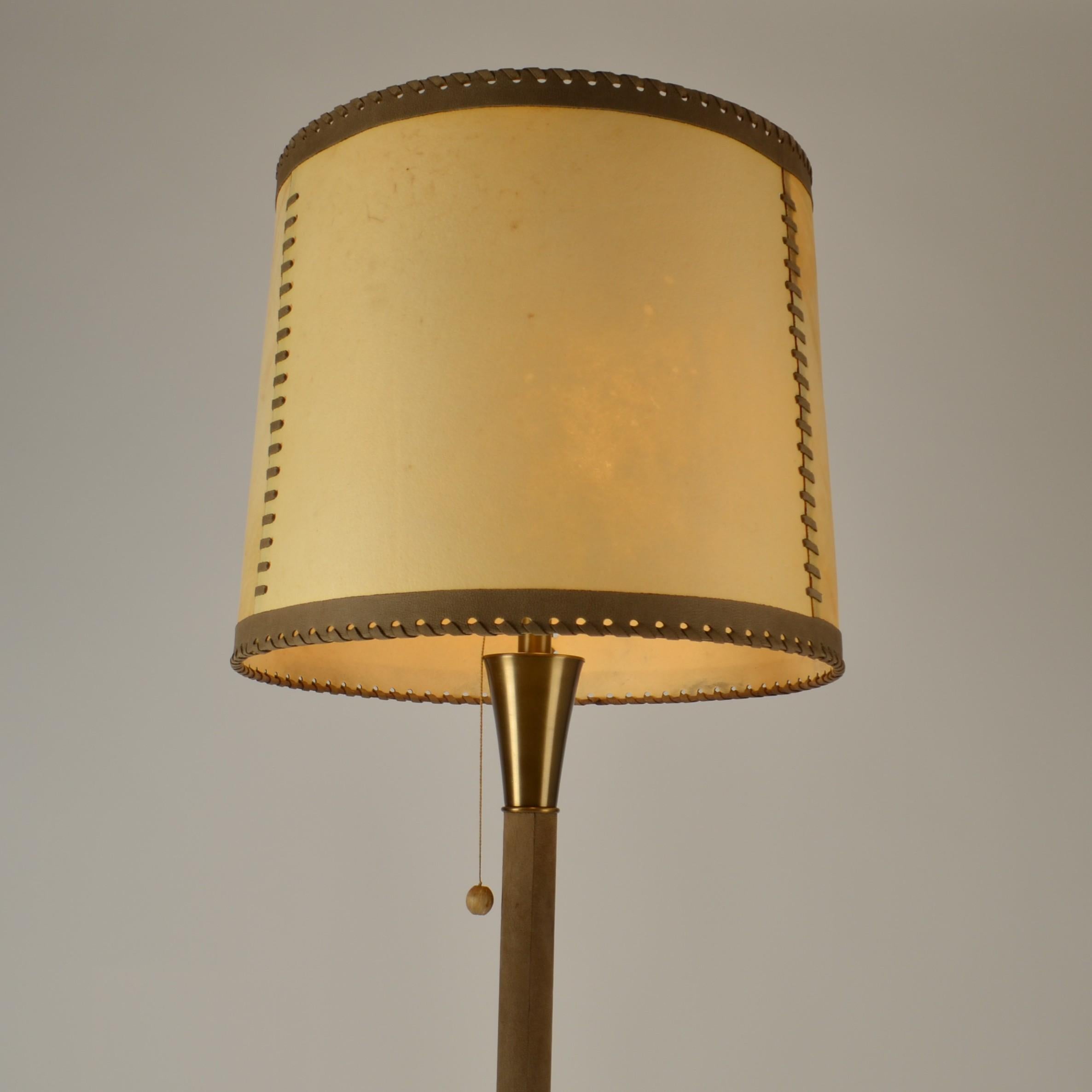 Pelle e  Lampada da terra anni '60 in ottone con pergamena  Ombra in vendita 2