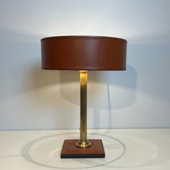 Lampe de bureau en cuir et laiton, dans le style de Jacques Adnet, années 1970