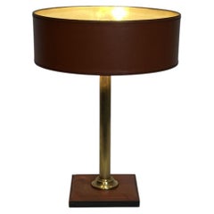 Lampe de bureau en cuir et laiton, dans le style de Jacques Adnet, années 1970