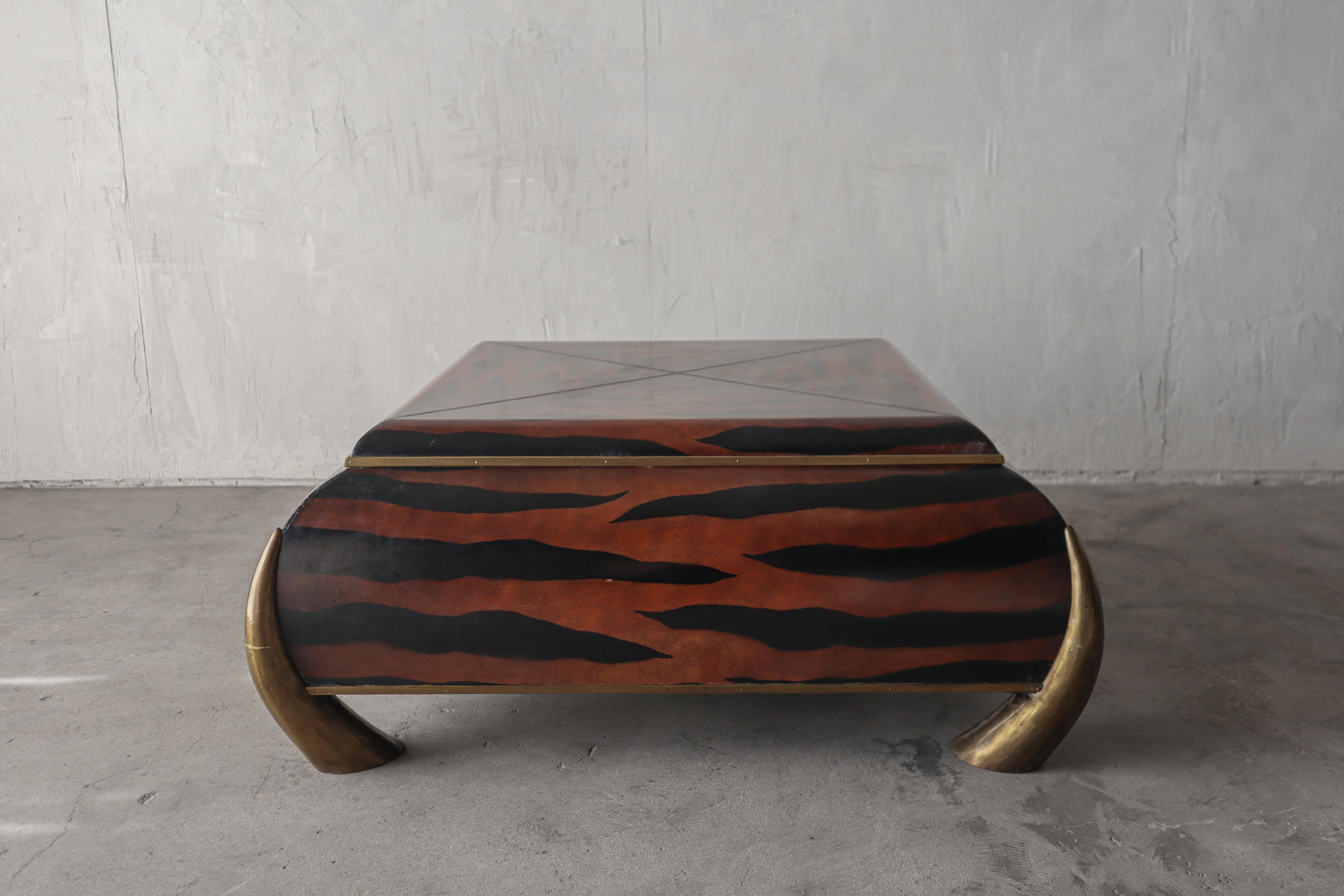 20ième siècle Table basse en cuir et laiton Tusk par Maitland Smith en vente