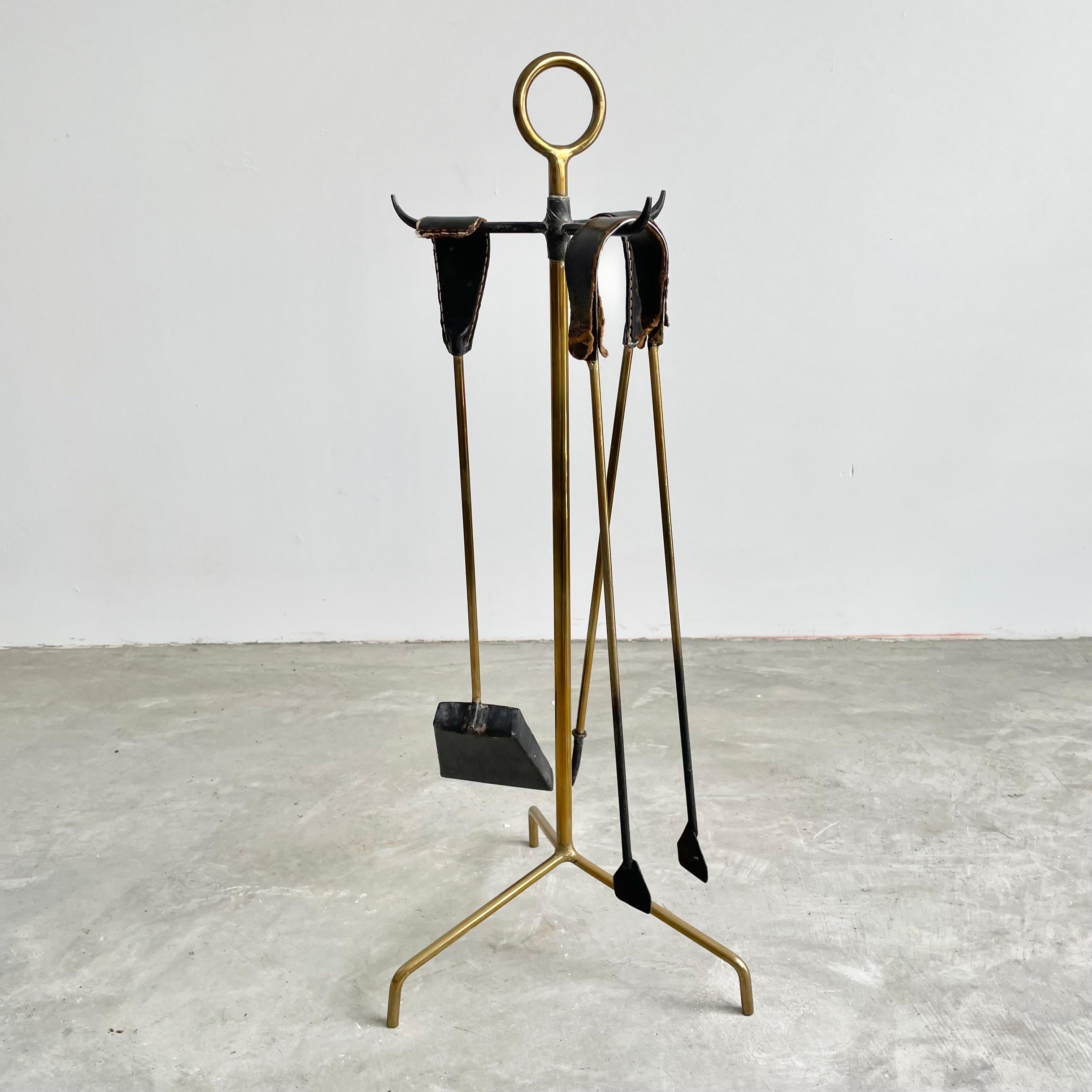 Leather and Brass Fireplace Set by Jacques Adnet, 1950s France For Sale 4
