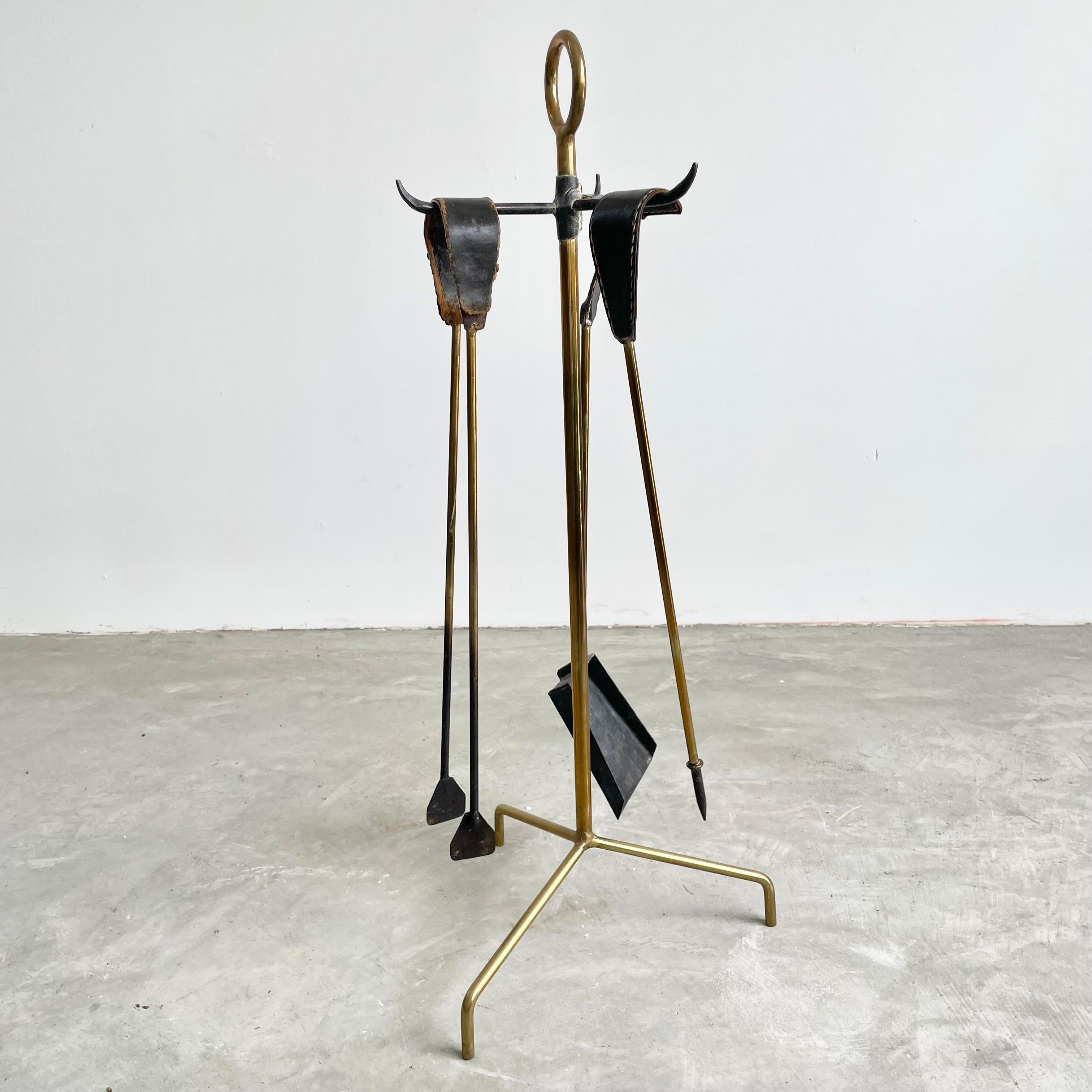 Leather and Brass Fireplace Set by Jacques Adnet, 1950s France For Sale 1