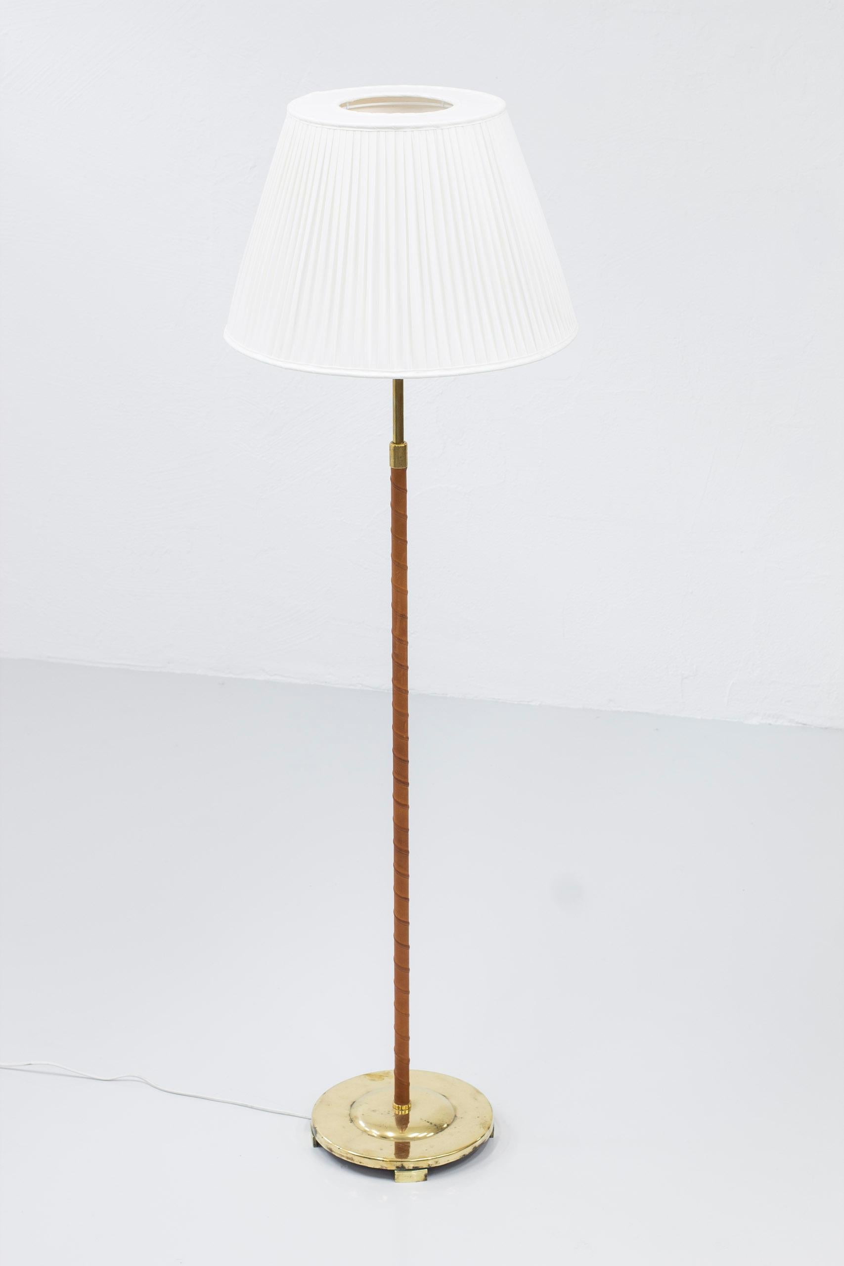 Lampada da terra in pelle e ottone di Bertil Brisborg per NK, Svezia, anni '40 in vendita 3
